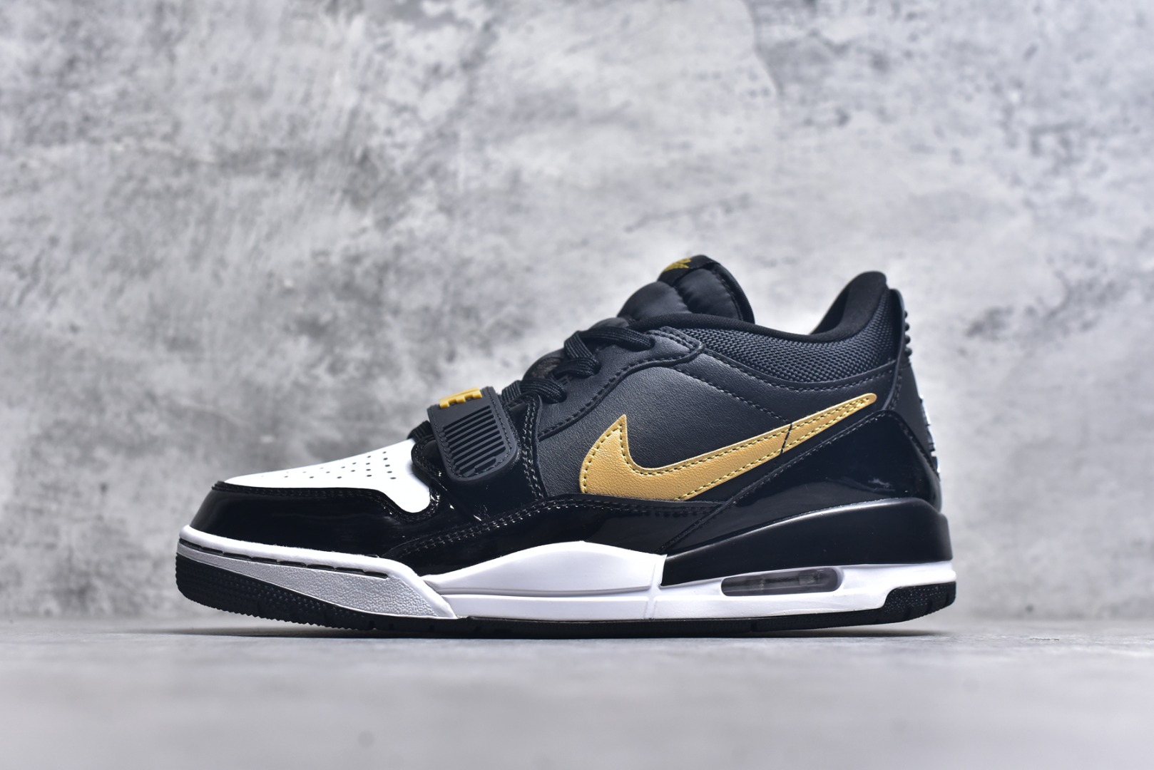 #开学季福利 Air Jordan Legacy AJ312 Low 低帮复古篮球鞋 市场最强独一档产物 全套原纸板楦头开发 原厂大底磨具加持立体防滑纹理 原档数据后跟TPU子母扣魔术贴 原装可视Air Sole气垫 原汁原味最完美的312代版型 唯一正确鞋头趴度弧度高度鞋身腰线 进口港宝加持 后跟自然饱满 全鞋荧光划线卡点 追求极致完美 每一双都是工艺品 多重QC质检 超越公司货的品控标准 实实在在的免检产品 鞋身采用了皮革材质打造 横跨鞋面的魔术贴十分吸睛 侧面的Swoosh Logo的一部分被鞋面遮挡了一部分 颇具玩味 魔术贴上标有NK标识 而鞋舌上是Jordan的经典红色飞翼Logo 后跟和鞋底均采用了AJ3的设计 后跟上同样也使用了经典的爆裂纹图案 尺码：36 36.5 37.5 38 38.5 39 40 40.5 41 42 42.5 43 44 44.5 45 46 47.5-选品中心