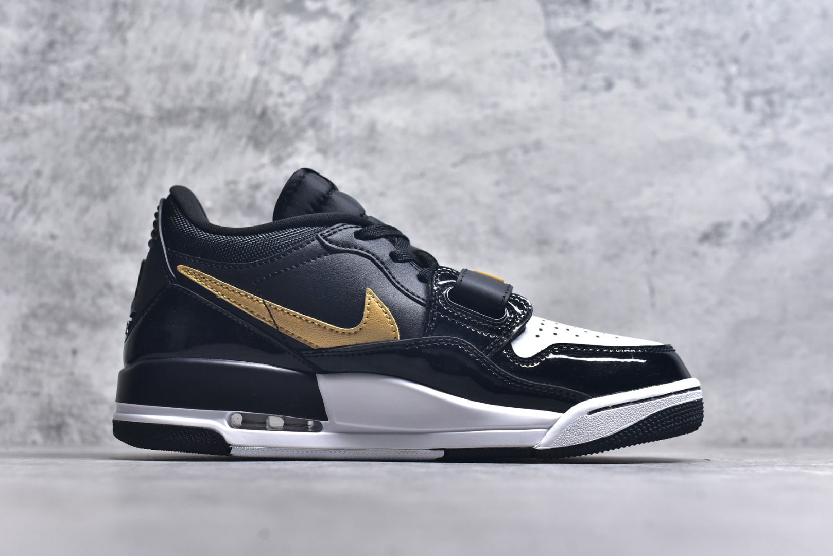 图片[3]-#开学季福利 Air Jordan Legacy AJ312 Low 低帮复古篮球鞋 市场最强独一档产物 全套原纸板楦头开发 原厂大底磨具加持立体防滑纹理 原档数据后跟TPU子母扣魔术贴 原装可视Air Sole气垫 原汁原味最完美的312代版型 唯一正确鞋头趴度弧度高度鞋身腰线 进口港宝加持 后跟自然饱满 全鞋荧光划线卡点 追求极致完美 每一双都是工艺品 多重QC质检 超越公司货的品控标准 实实在在的免检产品 鞋身采用了皮革材质打造 横跨鞋面的魔术贴十分吸睛 侧面的Swoosh Logo的一部分被鞋面遮挡了一部分 颇具玩味 魔术贴上标有NK标识 而鞋舌上是Jordan的经典红色飞翼Logo 后跟和鞋底均采用了AJ3的设计 后跟上同样也使用了经典的爆裂纹图案 尺码：36 36.5 37.5 38 38.5 39 40 40.5 41 42 42.5 43 44 44.5 45 46 47.5-选品中心