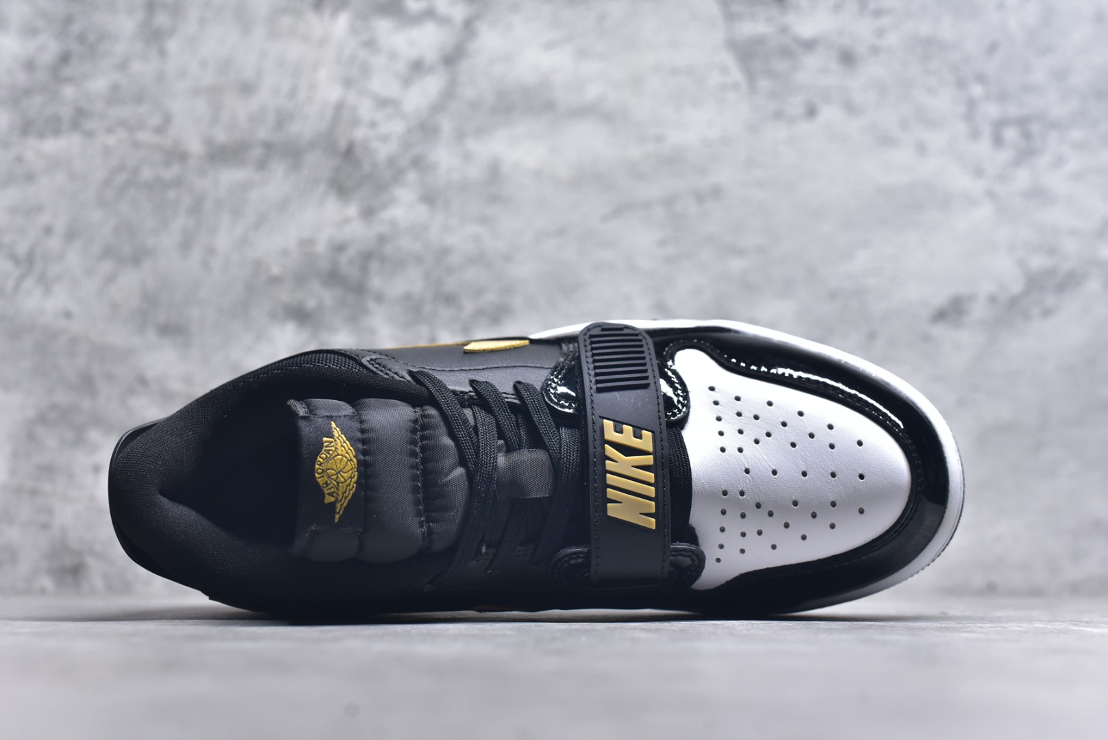 图片[4]-#开学季福利 Air Jordan Legacy AJ312 Low 低帮复古篮球鞋 市场最强独一档产物 全套原纸板楦头开发 原厂大底磨具加持立体防滑纹理 原档数据后跟TPU子母扣魔术贴 原装可视Air Sole气垫 原汁原味最完美的312代版型 唯一正确鞋头趴度弧度高度鞋身腰线 进口港宝加持 后跟自然饱满 全鞋荧光划线卡点 追求极致完美 每一双都是工艺品 多重QC质检 超越公司货的品控标准 实实在在的免检产品 鞋身采用了皮革材质打造 横跨鞋面的魔术贴十分吸睛 侧面的Swoosh Logo的一部分被鞋面遮挡了一部分 颇具玩味 魔术贴上标有NK标识 而鞋舌上是Jordan的经典红色飞翼Logo 后跟和鞋底均采用了AJ3的设计 后跟上同样也使用了经典的爆裂纹图案 尺码：36 36.5 37.5 38 38.5 39 40 40.5 41 42 42.5 43 44 44.5 45 46 47.5-选品中心