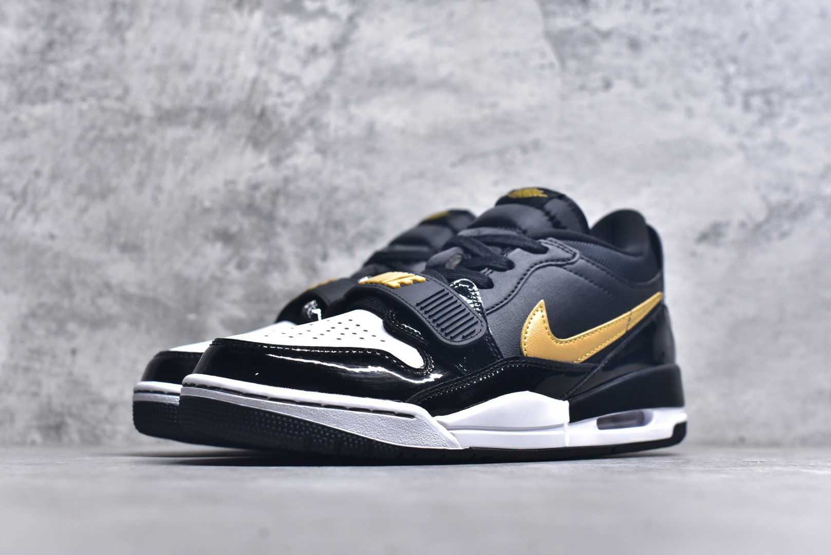 图片[2]-#开学季福利 Air Jordan Legacy AJ312 Low 低帮复古篮球鞋 市场最强独一档产物 全套原纸板楦头开发 原厂大底磨具加持立体防滑纹理 原档数据后跟TPU子母扣魔术贴 原装可视Air Sole气垫 原汁原味最完美的312代版型 唯一正确鞋头趴度弧度高度鞋身腰线 进口港宝加持 后跟自然饱满 全鞋荧光划线卡点 追求极致完美 每一双都是工艺品 多重QC质检 超越公司货的品控标准 实实在在的免检产品 鞋身采用了皮革材质打造 横跨鞋面的魔术贴十分吸睛 侧面的Swoosh Logo的一部分被鞋面遮挡了一部分 颇具玩味 魔术贴上标有NK标识 而鞋舌上是Jordan的经典红色飞翼Logo 后跟和鞋底均采用了AJ3的设计 后跟上同样也使用了经典的爆裂纹图案 尺码：36 36.5 37.5 38 38.5 39 40 40.5 41 42 42.5 43 44 44.5 45 46 47.5-选品中心