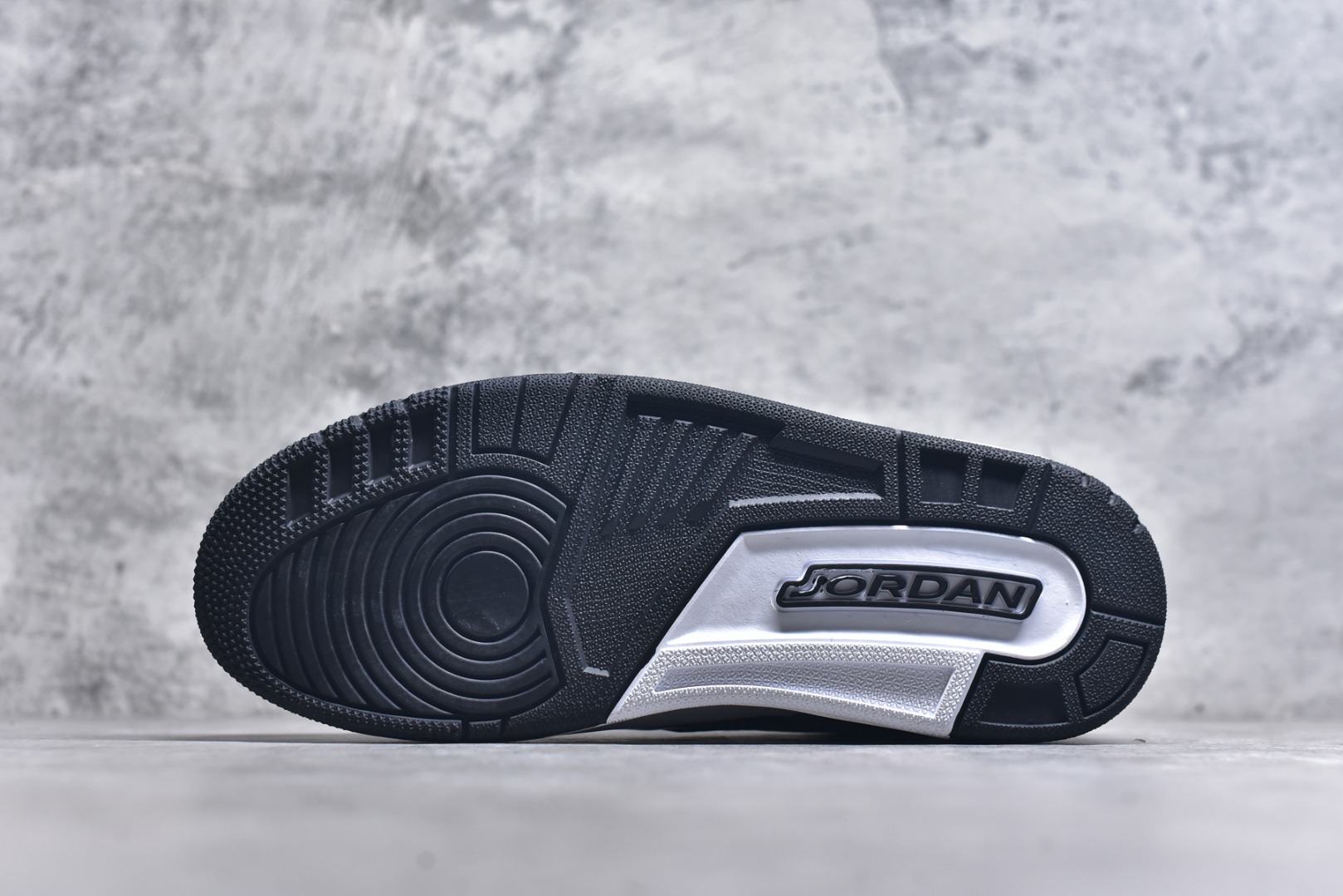 图片[6]-#开学季福利 Air Jordan Legacy AJ312 Low 低帮复古篮球鞋 市场最强独一档产物 全套原纸板楦头开发 原厂大底磨具加持立体防滑纹理 原档数据后跟TPU子母扣魔术贴 原装可视Air Sole气垫 原汁原味最完美的312代版型 唯一正确鞋头趴度弧度高度鞋身腰线 进口港宝加持 后跟自然饱满 全鞋荧光划线卡点 追求极致完美 每一双都是工艺品 多重QC质检 超越公司货的品控标准 实实在在的免检产品 鞋身采用了皮革材质打造 横跨鞋面的魔术贴十分吸睛 侧面的Swoosh Logo的一部分被鞋面遮挡了一部分 颇具玩味 魔术贴上标有NK标识 而鞋舌上是Jordan的经典红色飞翼Logo 后跟和鞋底均采用了AJ3的设计 后跟上同样也使用了经典的爆裂纹图案 尺码：36 36.5 37.5 38 38.5 39 40 40.5 41 42 42.5 43 44 44.5 45 46 47.5-选品中心