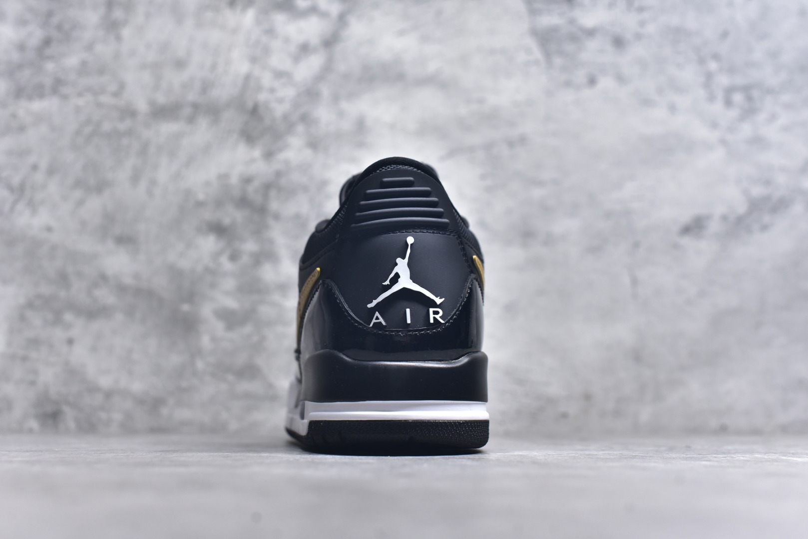 图片[5]-#开学季福利 Air Jordan Legacy AJ312 Low 低帮复古篮球鞋 市场最强独一档产物 全套原纸板楦头开发 原厂大底磨具加持立体防滑纹理 原档数据后跟TPU子母扣魔术贴 原装可视Air Sole气垫 原汁原味最完美的312代版型 唯一正确鞋头趴度弧度高度鞋身腰线 进口港宝加持 后跟自然饱满 全鞋荧光划线卡点 追求极致完美 每一双都是工艺品 多重QC质检 超越公司货的品控标准 实实在在的免检产品 鞋身采用了皮革材质打造 横跨鞋面的魔术贴十分吸睛 侧面的Swoosh Logo的一部分被鞋面遮挡了一部分 颇具玩味 魔术贴上标有NK标识 而鞋舌上是Jordan的经典红色飞翼Logo 后跟和鞋底均采用了AJ3的设计 后跟上同样也使用了经典的爆裂纹图案 尺码：36 36.5 37.5 38 38.5 39 40 40.5 41 42 42.5 43 44 44.5 45 46 47.5-选品中心