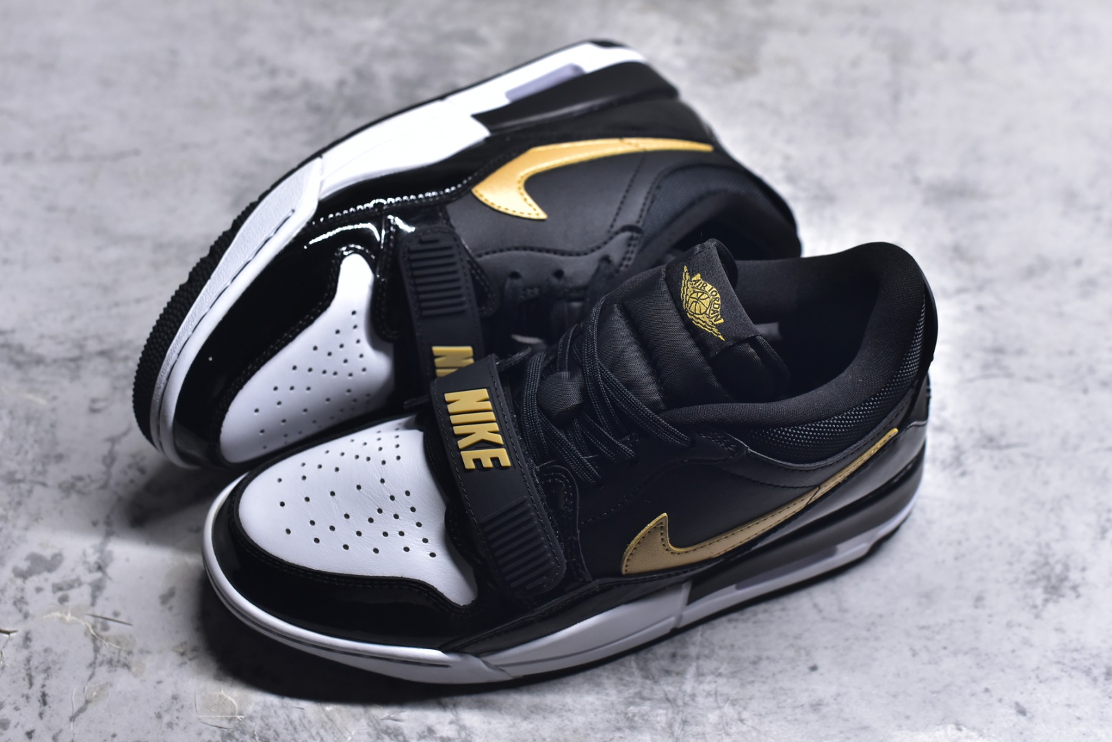 图片[7]-#开学季福利 Air Jordan Legacy AJ312 Low 低帮复古篮球鞋 市场最强独一档产物 全套原纸板楦头开发 原厂大底磨具加持立体防滑纹理 原档数据后跟TPU子母扣魔术贴 原装可视Air Sole气垫 原汁原味最完美的312代版型 唯一正确鞋头趴度弧度高度鞋身腰线 进口港宝加持 后跟自然饱满 全鞋荧光划线卡点 追求极致完美 每一双都是工艺品 多重QC质检 超越公司货的品控标准 实实在在的免检产品 鞋身采用了皮革材质打造 横跨鞋面的魔术贴十分吸睛 侧面的Swoosh Logo的一部分被鞋面遮挡了一部分 颇具玩味 魔术贴上标有NK标识 而鞋舌上是Jordan的经典红色飞翼Logo 后跟和鞋底均采用了AJ3的设计 后跟上同样也使用了经典的爆裂纹图案 尺码：36 36.5 37.5 38 38.5 39 40 40.5 41 42 42.5 43 44 44.5 45 46 47.5-选品中心