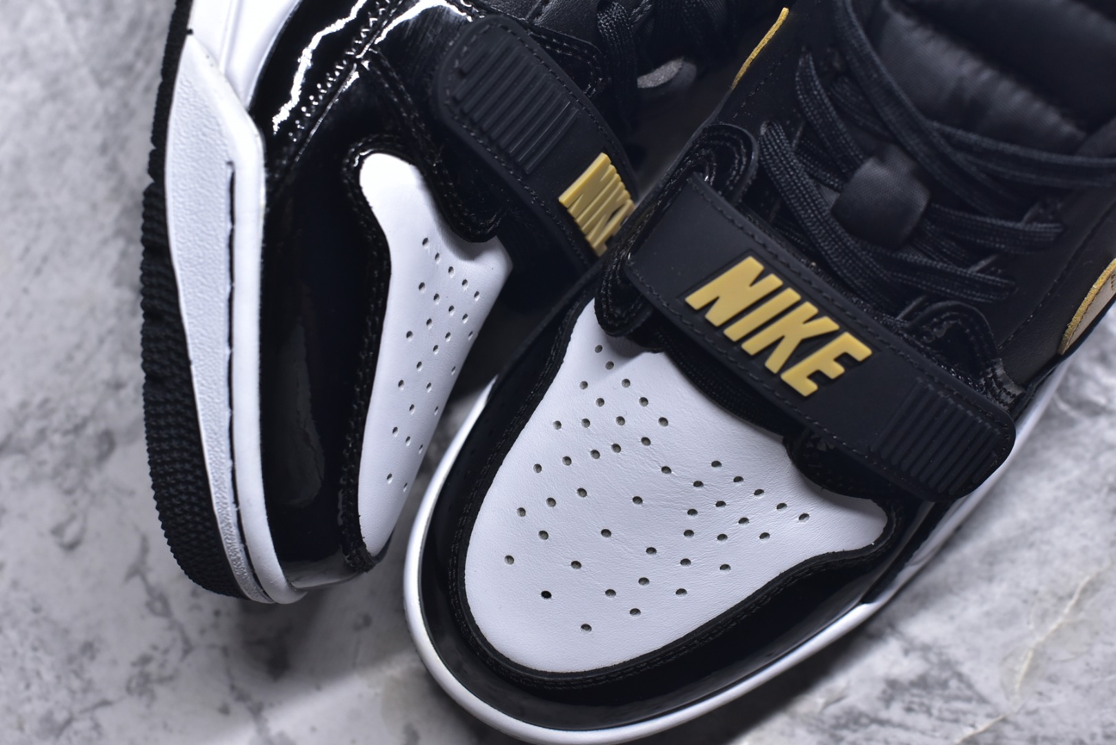 图片[8]-#开学季福利 Air Jordan Legacy AJ312 Low 低帮复古篮球鞋 市场最强独一档产物 全套原纸板楦头开发 原厂大底磨具加持立体防滑纹理 原档数据后跟TPU子母扣魔术贴 原装可视Air Sole气垫 原汁原味最完美的312代版型 唯一正确鞋头趴度弧度高度鞋身腰线 进口港宝加持 后跟自然饱满 全鞋荧光划线卡点 追求极致完美 每一双都是工艺品 多重QC质检 超越公司货的品控标准 实实在在的免检产品 鞋身采用了皮革材质打造 横跨鞋面的魔术贴十分吸睛 侧面的Swoosh Logo的一部分被鞋面遮挡了一部分 颇具玩味 魔术贴上标有NK标识 而鞋舌上是Jordan的经典红色飞翼Logo 后跟和鞋底均采用了AJ3的设计 后跟上同样也使用了经典的爆裂纹图案 尺码：36 36.5 37.5 38 38.5 39 40 40.5 41 42 42.5 43 44 44.5 45 46 47.5-选品中心