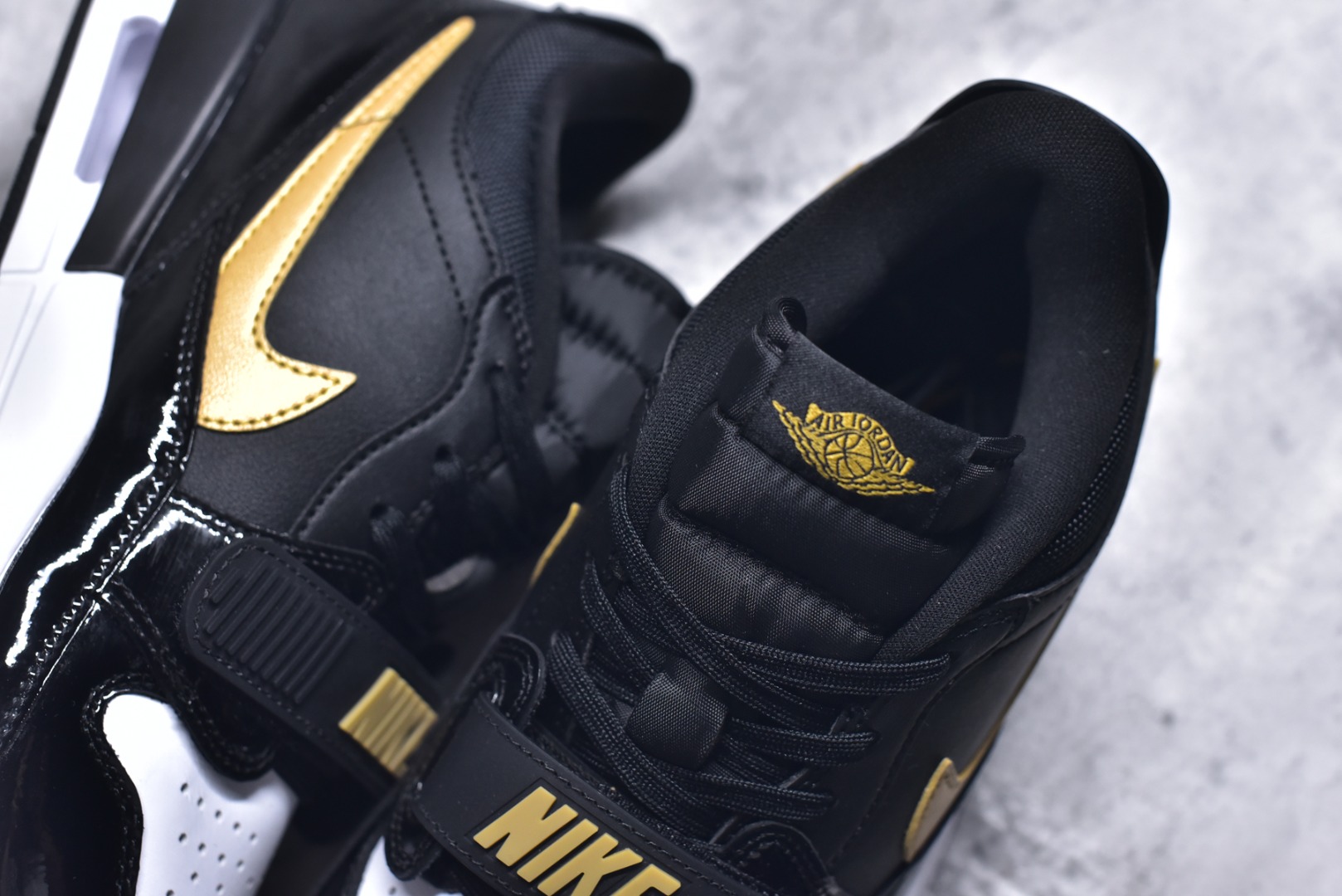 图片[9]-#开学季福利 Air Jordan Legacy AJ312 Low 低帮复古篮球鞋 市场最强独一档产物 全套原纸板楦头开发 原厂大底磨具加持立体防滑纹理 原档数据后跟TPU子母扣魔术贴 原装可视Air Sole气垫 原汁原味最完美的312代版型 唯一正确鞋头趴度弧度高度鞋身腰线 进口港宝加持 后跟自然饱满 全鞋荧光划线卡点 追求极致完美 每一双都是工艺品 多重QC质检 超越公司货的品控标准 实实在在的免检产品 鞋身采用了皮革材质打造 横跨鞋面的魔术贴十分吸睛 侧面的Swoosh Logo的一部分被鞋面遮挡了一部分 颇具玩味 魔术贴上标有NK标识 而鞋舌上是Jordan的经典红色飞翼Logo 后跟和鞋底均采用了AJ3的设计 后跟上同样也使用了经典的爆裂纹图案 尺码：36 36.5 37.5 38 38.5 39 40 40.5 41 42 42.5 43 44 44.5 45 46 47.5-选品中心