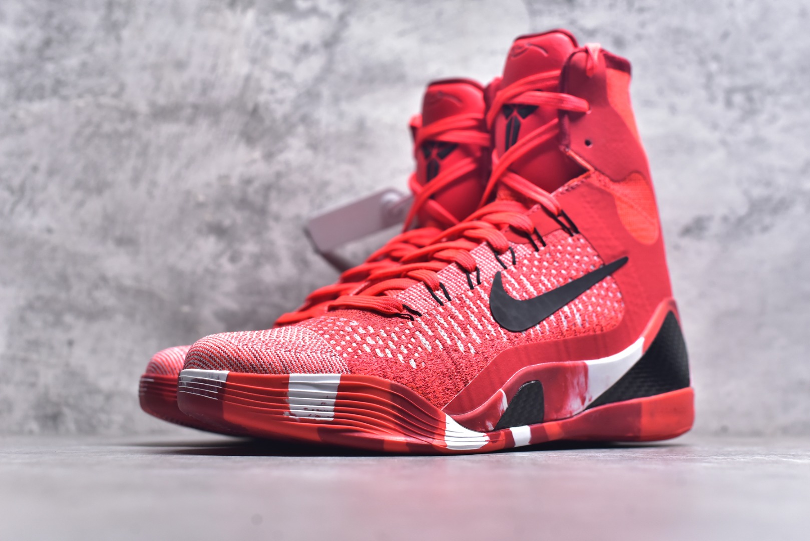 图片[2]-#灭世纯原 NK KOBE 9 ELITE PROTRO \”科比9代精英高帮 圣诞红 FZ7335-600 2025曼巴年🐍重磅新品 市场最强科比9代精英版 独家出货 ✅原楦打造灵动版型 鞋头➕腰身➕后跟 360°无死角 ✅原厂工艺3层立体编织flyknit鞋面 厚度同步ZP吊打市场“纯原” ✅原厂碳板加持 立体感区分市场货品 ✅区分市场货品🌪过验级拉帮细节 ✅内置全新复刻版中底鞋垫 REACT缓震 密度增加抗衰减 ✅针对海外市场增加 47.5 满足精英选手实战需求 最强科9 灭世制造 用实力让情怀落地 👊🏻 实拍调校N版已经零色差零失真 百分百还原实物色彩所见即所得 不存在货不对板色差等低级问题 选购参考实物拍摄 不混卖不参货 只用心做好货严格选品 承诺混一赔十 尺码：39 40 40.5 41 42 42.5 43 44 44.5 45 46 47.5-选品中心