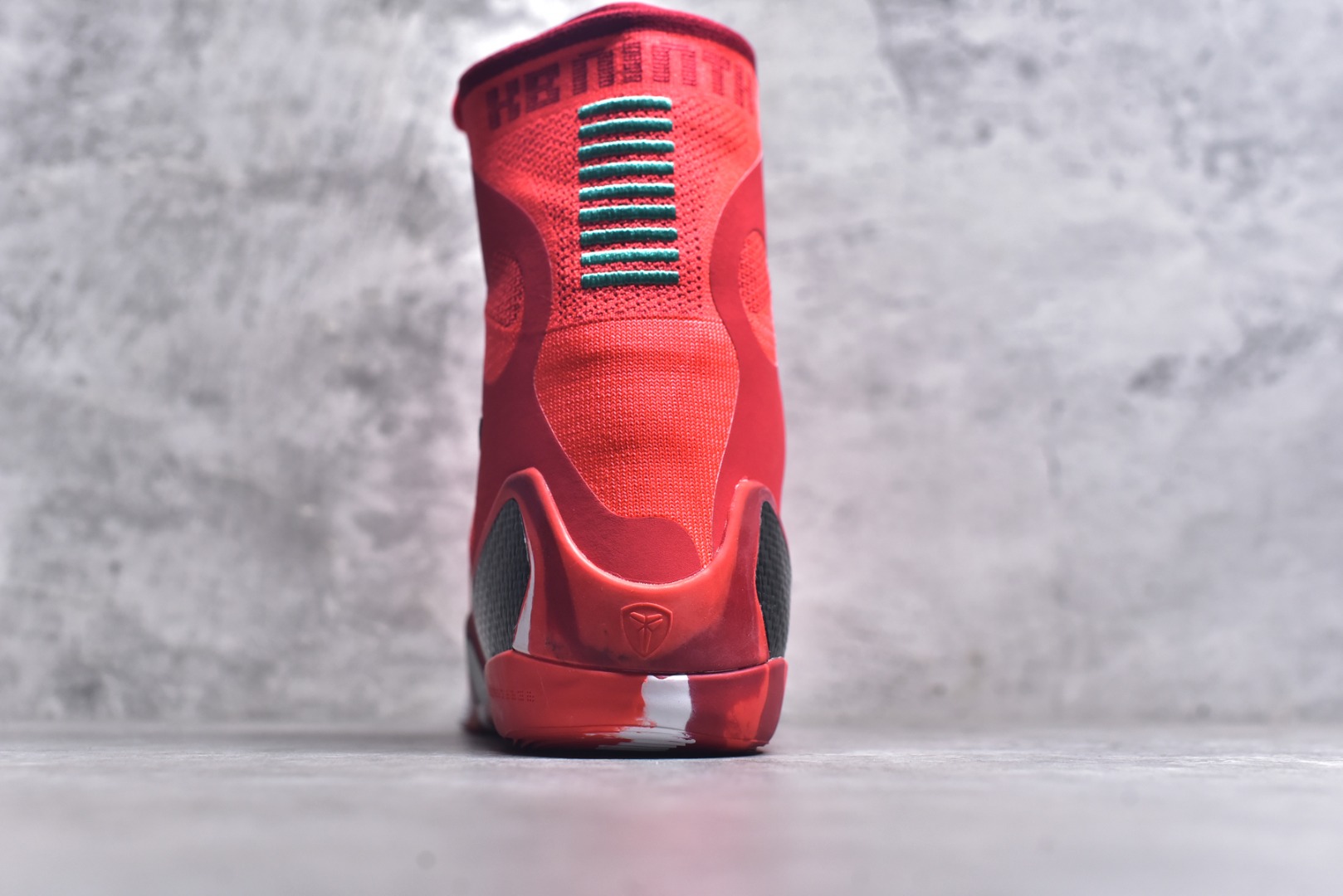 图片[5]-#灭世纯原 NK KOBE 9 ELITE PROTRO \”科比9代精英高帮 圣诞红 FZ7335-600 2025曼巴年🐍重磅新品 市场最强科比9代精英版 独家出货 ✅原楦打造灵动版型 鞋头➕腰身➕后跟 360°无死角 ✅原厂工艺3层立体编织flyknit鞋面 厚度同步ZP吊打市场“纯原” ✅原厂碳板加持 立体感区分市场货品 ✅区分市场货品🌪过验级拉帮细节 ✅内置全新复刻版中底鞋垫 REACT缓震 密度增加抗衰减 ✅针对海外市场增加 47.5 满足精英选手实战需求 最强科9 灭世制造 用实力让情怀落地 👊🏻 实拍调校N版已经零色差零失真 百分百还原实物色彩所见即所得 不存在货不对板色差等低级问题 选购参考实物拍摄 不混卖不参货 只用心做好货严格选品 承诺混一赔十 尺码：39 40 40.5 41 42 42.5 43 44 44.5 45 46 47.5-选品中心