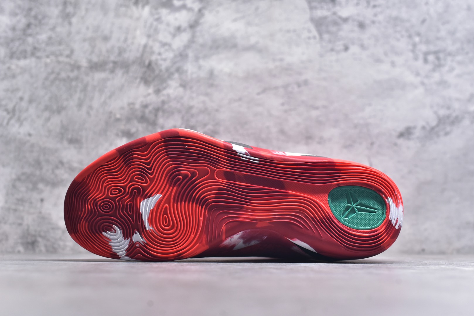 图片[6]-#灭世纯原 NK KOBE 9 ELITE PROTRO \”科比9代精英高帮 圣诞红 FZ7335-600 2025曼巴年🐍重磅新品 市场最强科比9代精英版 独家出货 ✅原楦打造灵动版型 鞋头➕腰身➕后跟 360°无死角 ✅原厂工艺3层立体编织flyknit鞋面 厚度同步ZP吊打市场“纯原” ✅原厂碳板加持 立体感区分市场货品 ✅区分市场货品🌪过验级拉帮细节 ✅内置全新复刻版中底鞋垫 REACT缓震 密度增加抗衰减 ✅针对海外市场增加 47.5 满足精英选手实战需求 最强科9 灭世制造 用实力让情怀落地 👊🏻 实拍调校N版已经零色差零失真 百分百还原实物色彩所见即所得 不存在货不对板色差等低级问题 选购参考实物拍摄 不混卖不参货 只用心做好货严格选品 承诺混一赔十 尺码：39 40 40.5 41 42 42.5 43 44 44.5 45 46 47.5-选品中心