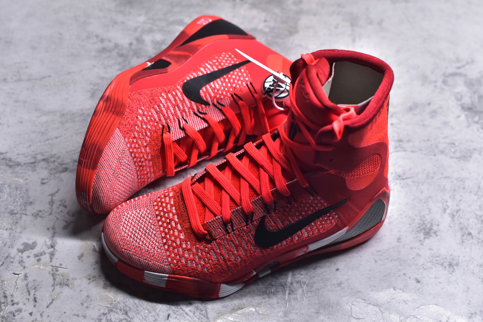 图片[7]-#灭世纯原 NK KOBE 9 ELITE PROTRO \”科比9代精英高帮 圣诞红 FZ7335-600 2025曼巴年🐍重磅新品 市场最强科比9代精英版 独家出货 ✅原楦打造灵动版型 鞋头➕腰身➕后跟 360°无死角 ✅原厂工艺3层立体编织flyknit鞋面 厚度同步ZP吊打市场“纯原” ✅原厂碳板加持 立体感区分市场货品 ✅区分市场货品🌪过验级拉帮细节 ✅内置全新复刻版中底鞋垫 REACT缓震 密度增加抗衰减 ✅针对海外市场增加 47.5 满足精英选手实战需求 最强科9 灭世制造 用实力让情怀落地 👊🏻 实拍调校N版已经零色差零失真 百分百还原实物色彩所见即所得 不存在货不对板色差等低级问题 选购参考实物拍摄 不混卖不参货 只用心做好货严格选品 承诺混一赔十 尺码：39 40 40.5 41 42 42.5 43 44 44.5 45 46 47.5-选品中心