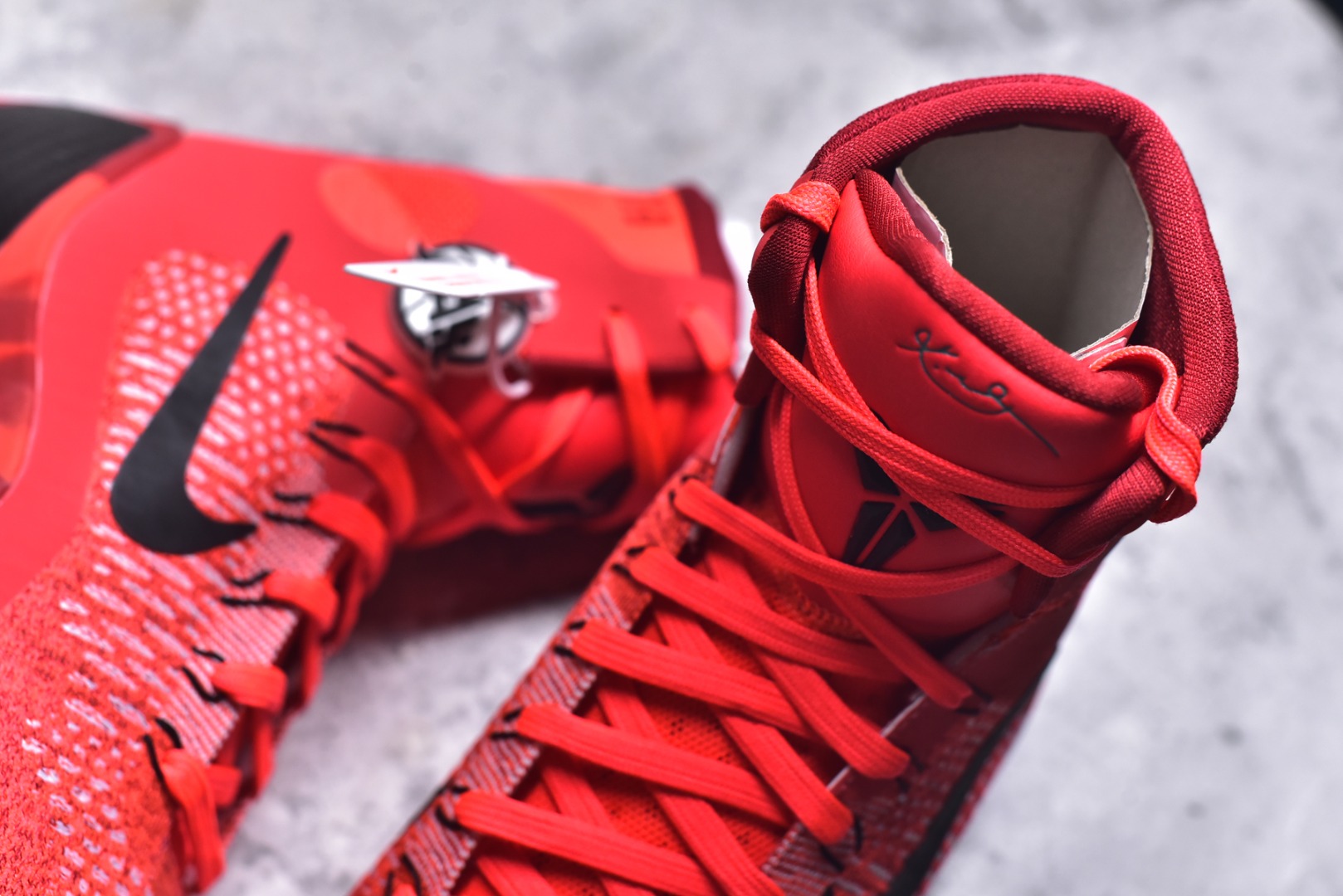 图片[9]-#灭世纯原 NK KOBE 9 ELITE PROTRO \”科比9代精英高帮 圣诞红 FZ7335-600 2025曼巴年🐍重磅新品 市场最强科比9代精英版 独家出货 ✅原楦打造灵动版型 鞋头➕腰身➕后跟 360°无死角 ✅原厂工艺3层立体编织flyknit鞋面 厚度同步ZP吊打市场“纯原” ✅原厂碳板加持 立体感区分市场货品 ✅区分市场货品🌪过验级拉帮细节 ✅内置全新复刻版中底鞋垫 REACT缓震 密度增加抗衰减 ✅针对海外市场增加 47.5 满足精英选手实战需求 最强科9 灭世制造 用实力让情怀落地 👊🏻 实拍调校N版已经零色差零失真 百分百还原实物色彩所见即所得 不存在货不对板色差等低级问题 选购参考实物拍摄 不混卖不参货 只用心做好货严格选品 承诺混一赔十 尺码：39 40 40.5 41 42 42.5 43 44 44.5 45 46 47.5-选品中心