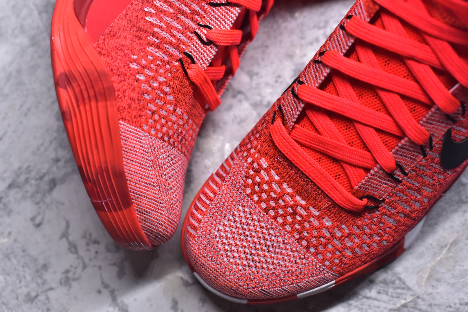 图片[8]-#灭世纯原 NK KOBE 9 ELITE PROTRO \”科比9代精英高帮 圣诞红 FZ7335-600 2025曼巴年🐍重磅新品 市场最强科比9代精英版 独家出货 ✅原楦打造灵动版型 鞋头➕腰身➕后跟 360°无死角 ✅原厂工艺3层立体编织flyknit鞋面 厚度同步ZP吊打市场“纯原” ✅原厂碳板加持 立体感区分市场货品 ✅区分市场货品🌪过验级拉帮细节 ✅内置全新复刻版中底鞋垫 REACT缓震 密度增加抗衰减 ✅针对海外市场增加 47.5 满足精英选手实战需求 最强科9 灭世制造 用实力让情怀落地 👊🏻 实拍调校N版已经零色差零失真 百分百还原实物色彩所见即所得 不存在货不对板色差等低级问题 选购参考实物拍摄 不混卖不参货 只用心做好货严格选品 承诺混一赔十 尺码：39 40 40.5 41 42 42.5 43 44 44.5 45 46 47.5-选品中心