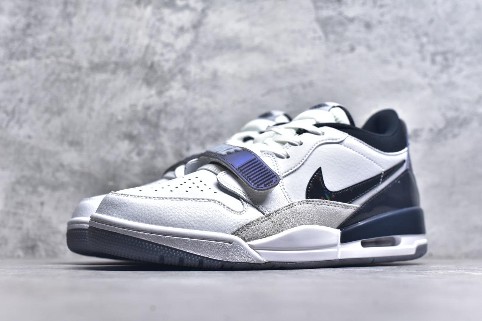 图片[2]-#开学季福利 Air Jordan Legacy AJ312 Low 低帮复古篮球鞋 市场最强独一档产物 全套原纸板楦头开发 原厂大底磨具加持立体防滑纹理 原档数据后跟TPU子母扣魔术贴 原装可视Air Sole气垫 原汁原味最完美的312代版型 唯一正确鞋头趴度弧度高度鞋身腰线 进口港宝加持 后跟自然饱满 全鞋荧光划线卡点 追求极致完美 每一双都是工艺品 多重QC质检 超越公司货的品控标准 实实在在的免检产品 鞋身采用了皮革材质打造 横跨鞋面的魔术贴十分吸睛 侧面的Swoosh Logo的一部分被鞋面遮挡了一部分 颇具玩味 魔术贴上标有NK标识 而鞋舌上是Jordan的经典红色飞翼Logo 后跟和鞋底均采用了AJ3的设计 后跟上同样也使用了经典的爆裂纹图案 尺码：36 36.5 37.5 38 38.5 39 40 40.5 41 42 42.5 43 44 44.5 45 46 47.5-选品中心