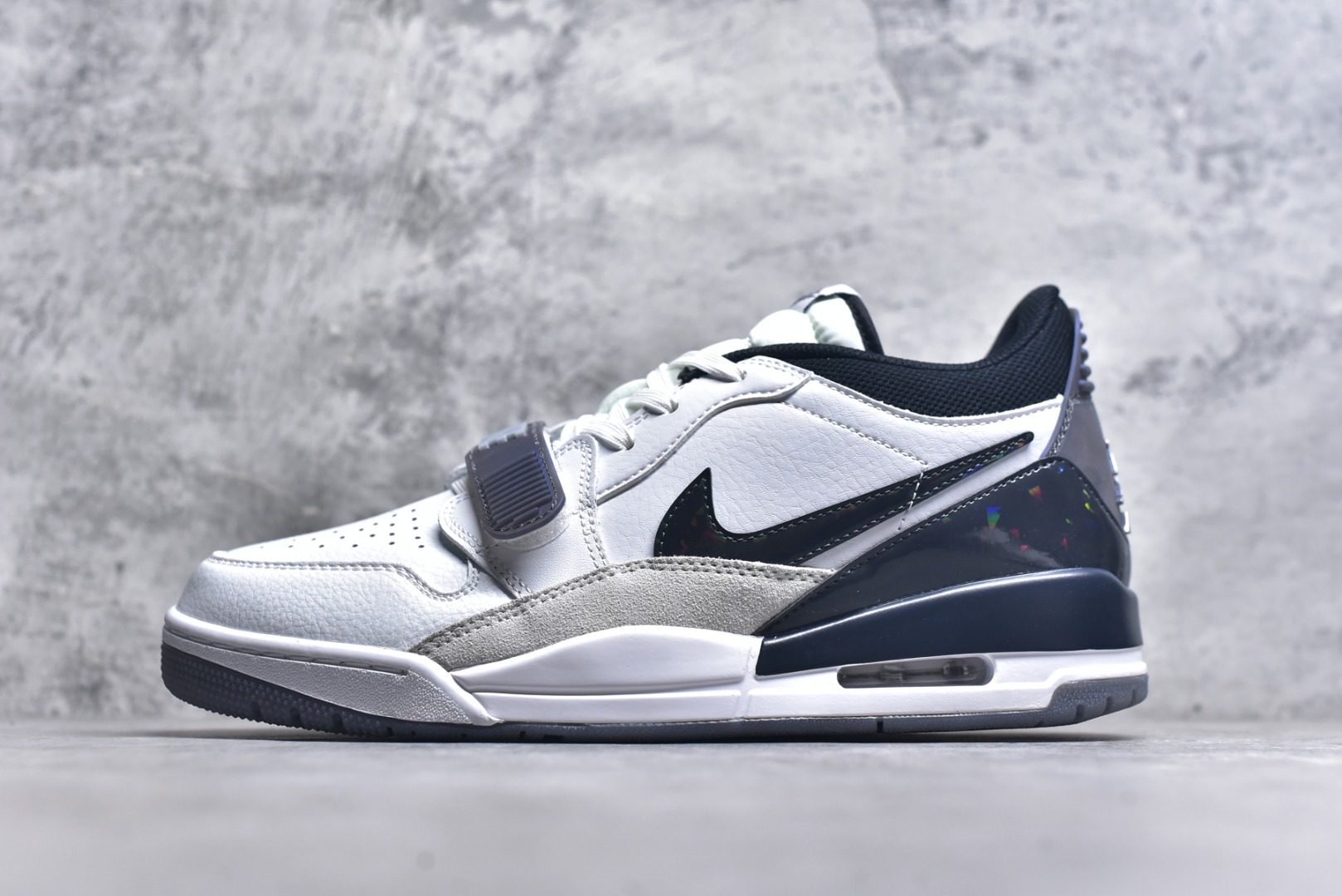 #开学季福利 Air Jordan Legacy AJ312 Low 低帮复古篮球鞋 市场最强独一档产物 全套原纸板楦头开发 原厂大底磨具加持立体防滑纹理 原档数据后跟TPU子母扣魔术贴 原装可视Air Sole气垫 原汁原味最完美的312代版型 唯一正确鞋头趴度弧度高度鞋身腰线 进口港宝加持 后跟自然饱满 全鞋荧光划线卡点 追求极致完美 每一双都是工艺品 多重QC质检 超越公司货的品控标准 实实在在的免检产品 鞋身采用了皮革材质打造 横跨鞋面的魔术贴十分吸睛 侧面的Swoosh Logo的一部分被鞋面遮挡了一部分 颇具玩味 魔术贴上标有NK标识 而鞋舌上是Jordan的经典红色飞翼Logo 后跟和鞋底均采用了AJ3的设计 后跟上同样也使用了经典的爆裂纹图案 尺码：36 36.5 37.5 38 38.5 39 40 40.5 41 42 42.5 43 44 44.5 45 46 47.5-选品中心