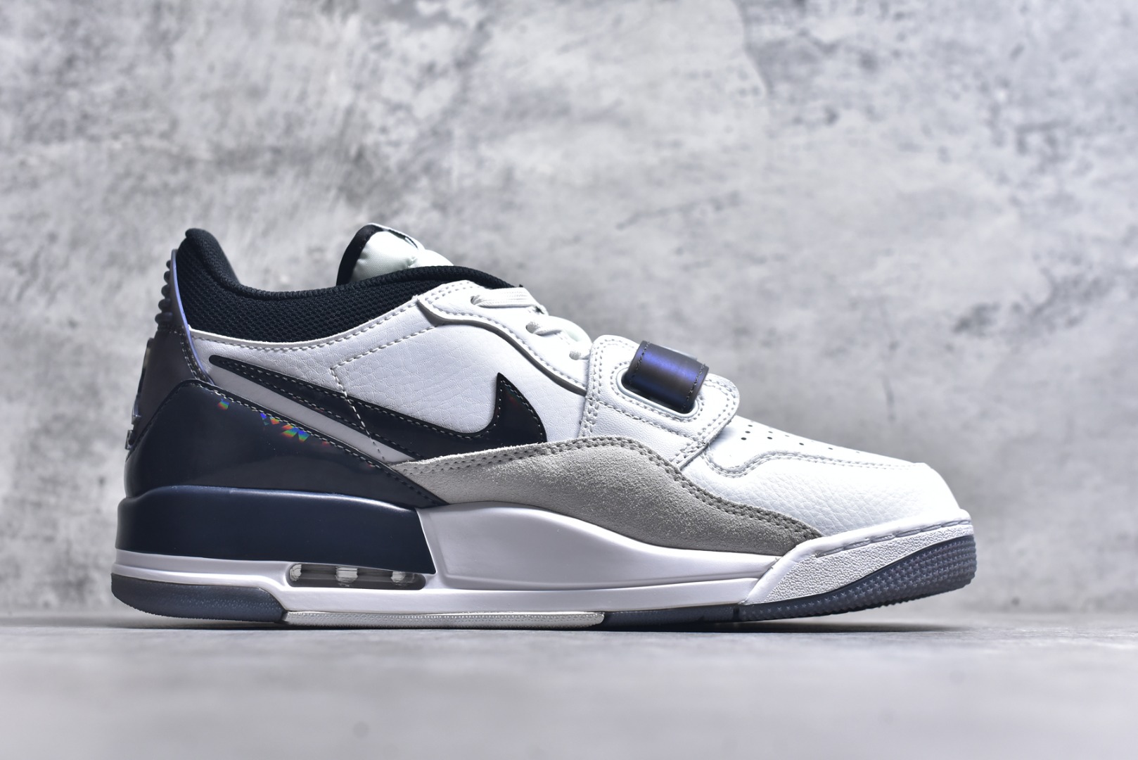 图片[3]-#开学季福利 Air Jordan Legacy AJ312 Low 低帮复古篮球鞋 市场最强独一档产物 全套原纸板楦头开发 原厂大底磨具加持立体防滑纹理 原档数据后跟TPU子母扣魔术贴 原装可视Air Sole气垫 原汁原味最完美的312代版型 唯一正确鞋头趴度弧度高度鞋身腰线 进口港宝加持 后跟自然饱满 全鞋荧光划线卡点 追求极致完美 每一双都是工艺品 多重QC质检 超越公司货的品控标准 实实在在的免检产品 鞋身采用了皮革材质打造 横跨鞋面的魔术贴十分吸睛 侧面的Swoosh Logo的一部分被鞋面遮挡了一部分 颇具玩味 魔术贴上标有NK标识 而鞋舌上是Jordan的经典红色飞翼Logo 后跟和鞋底均采用了AJ3的设计 后跟上同样也使用了经典的爆裂纹图案 尺码：36 36.5 37.5 38 38.5 39 40 40.5 41 42 42.5 43 44 44.5 45 46 47.5-选品中心