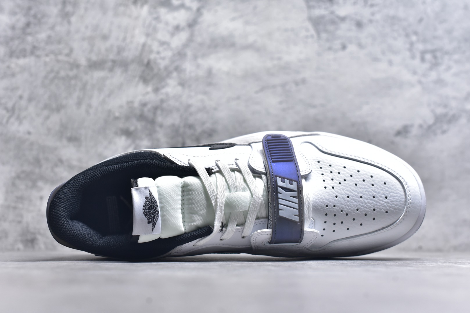 图片[4]-#开学季福利 Air Jordan Legacy AJ312 Low 低帮复古篮球鞋 市场最强独一档产物 全套原纸板楦头开发 原厂大底磨具加持立体防滑纹理 原档数据后跟TPU子母扣魔术贴 原装可视Air Sole气垫 原汁原味最完美的312代版型 唯一正确鞋头趴度弧度高度鞋身腰线 进口港宝加持 后跟自然饱满 全鞋荧光划线卡点 追求极致完美 每一双都是工艺品 多重QC质检 超越公司货的品控标准 实实在在的免检产品 鞋身采用了皮革材质打造 横跨鞋面的魔术贴十分吸睛 侧面的Swoosh Logo的一部分被鞋面遮挡了一部分 颇具玩味 魔术贴上标有NK标识 而鞋舌上是Jordan的经典红色飞翼Logo 后跟和鞋底均采用了AJ3的设计 后跟上同样也使用了经典的爆裂纹图案 尺码：36 36.5 37.5 38 38.5 39 40 40.5 41 42 42.5 43 44 44.5 45 46 47.5-选品中心