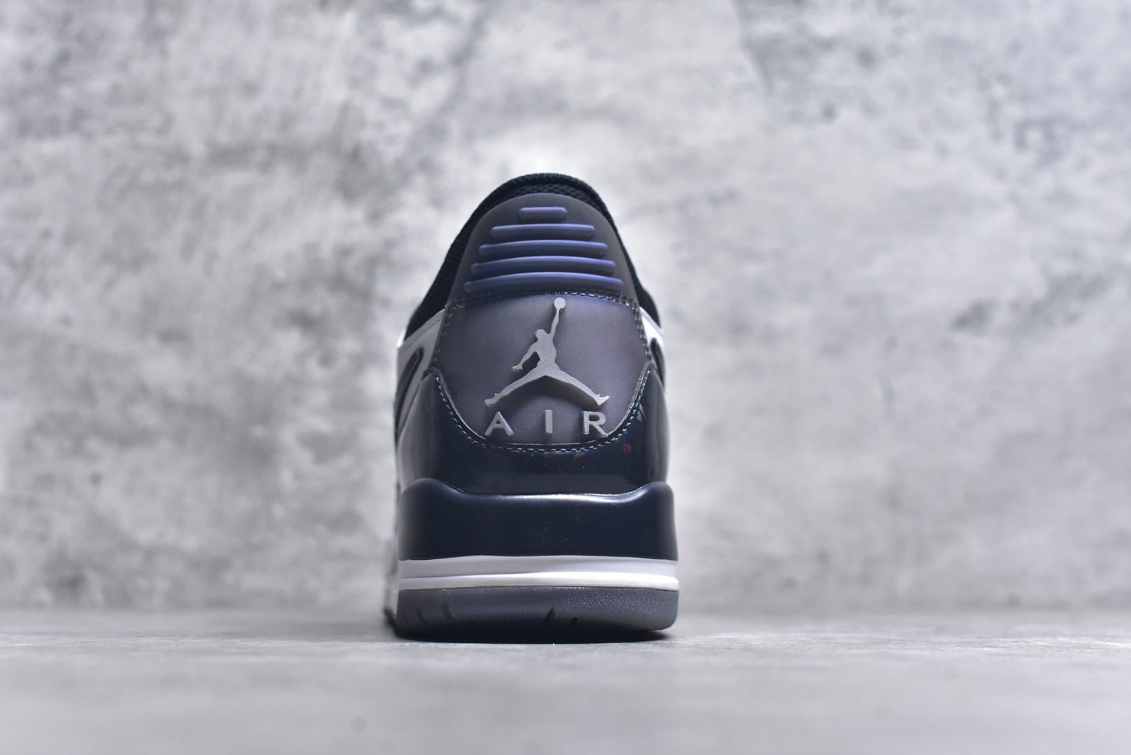图片[5]-#开学季福利 Air Jordan Legacy AJ312 Low 低帮复古篮球鞋 市场最强独一档产物 全套原纸板楦头开发 原厂大底磨具加持立体防滑纹理 原档数据后跟TPU子母扣魔术贴 原装可视Air Sole气垫 原汁原味最完美的312代版型 唯一正确鞋头趴度弧度高度鞋身腰线 进口港宝加持 后跟自然饱满 全鞋荧光划线卡点 追求极致完美 每一双都是工艺品 多重QC质检 超越公司货的品控标准 实实在在的免检产品 鞋身采用了皮革材质打造 横跨鞋面的魔术贴十分吸睛 侧面的Swoosh Logo的一部分被鞋面遮挡了一部分 颇具玩味 魔术贴上标有NK标识 而鞋舌上是Jordan的经典红色飞翼Logo 后跟和鞋底均采用了AJ3的设计 后跟上同样也使用了经典的爆裂纹图案 尺码：36 36.5 37.5 38 38.5 39 40 40.5 41 42 42.5 43 44 44.5 45 46 47.5-选品中心