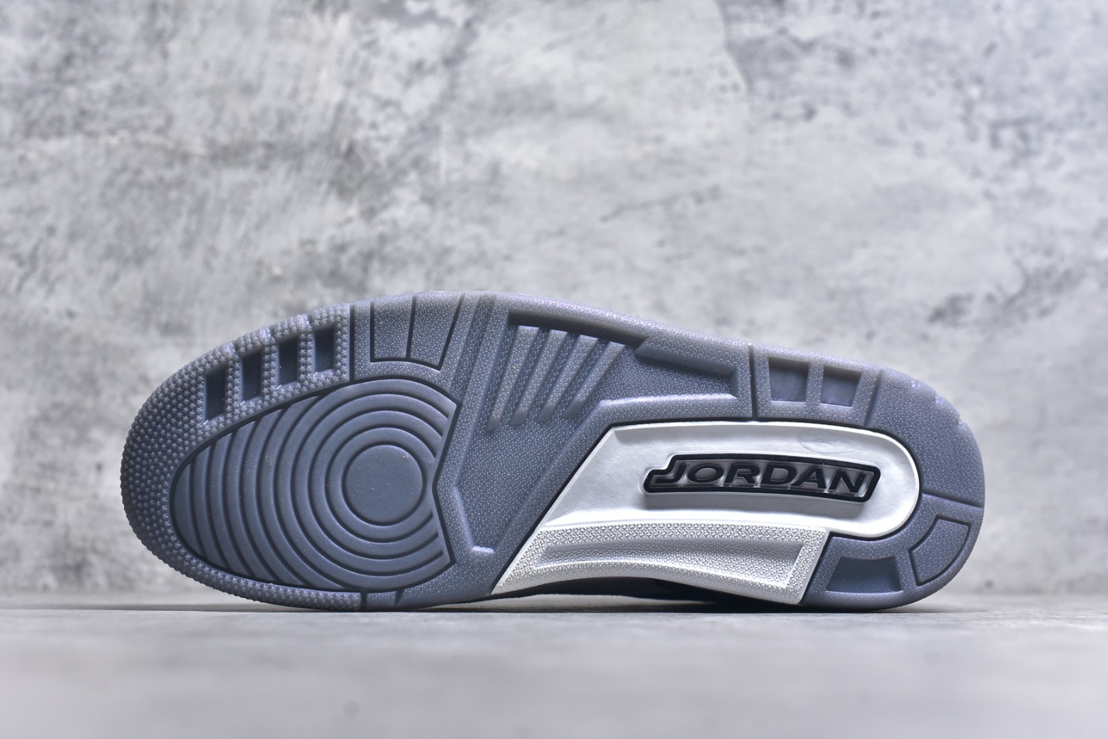 图片[6]-#开学季福利 Air Jordan Legacy AJ312 Low 低帮复古篮球鞋 市场最强独一档产物 全套原纸板楦头开发 原厂大底磨具加持立体防滑纹理 原档数据后跟TPU子母扣魔术贴 原装可视Air Sole气垫 原汁原味最完美的312代版型 唯一正确鞋头趴度弧度高度鞋身腰线 进口港宝加持 后跟自然饱满 全鞋荧光划线卡点 追求极致完美 每一双都是工艺品 多重QC质检 超越公司货的品控标准 实实在在的免检产品 鞋身采用了皮革材质打造 横跨鞋面的魔术贴十分吸睛 侧面的Swoosh Logo的一部分被鞋面遮挡了一部分 颇具玩味 魔术贴上标有NK标识 而鞋舌上是Jordan的经典红色飞翼Logo 后跟和鞋底均采用了AJ3的设计 后跟上同样也使用了经典的爆裂纹图案 尺码：36 36.5 37.5 38 38.5 39 40 40.5 41 42 42.5 43 44 44.5 45 46 47.5-选品中心