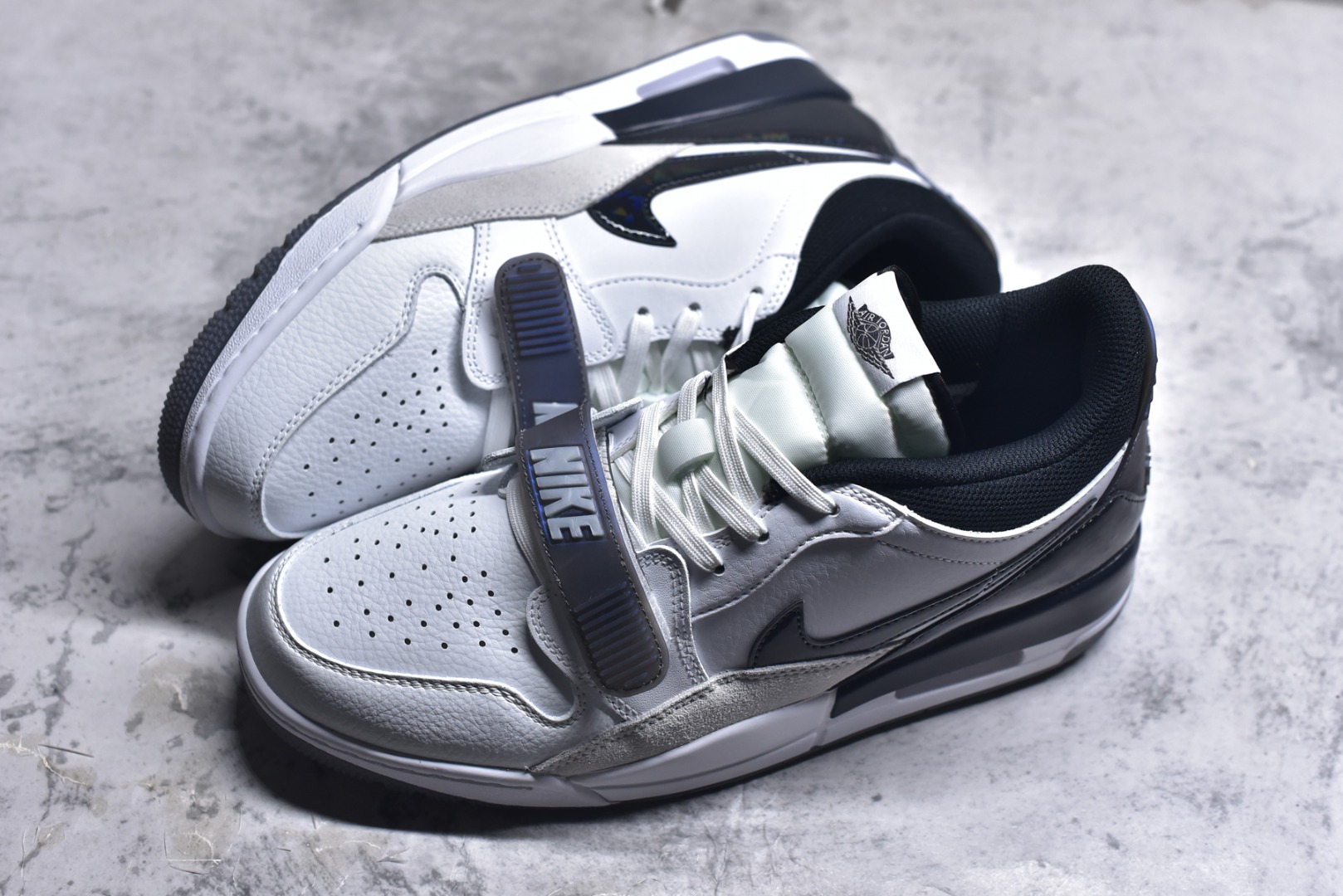 图片[7]-#开学季福利 Air Jordan Legacy AJ312 Low 低帮复古篮球鞋 市场最强独一档产物 全套原纸板楦头开发 原厂大底磨具加持立体防滑纹理 原档数据后跟TPU子母扣魔术贴 原装可视Air Sole气垫 原汁原味最完美的312代版型 唯一正确鞋头趴度弧度高度鞋身腰线 进口港宝加持 后跟自然饱满 全鞋荧光划线卡点 追求极致完美 每一双都是工艺品 多重QC质检 超越公司货的品控标准 实实在在的免检产品 鞋身采用了皮革材质打造 横跨鞋面的魔术贴十分吸睛 侧面的Swoosh Logo的一部分被鞋面遮挡了一部分 颇具玩味 魔术贴上标有NK标识 而鞋舌上是Jordan的经典红色飞翼Logo 后跟和鞋底均采用了AJ3的设计 后跟上同样也使用了经典的爆裂纹图案 尺码：36 36.5 37.5 38 38.5 39 40 40.5 41 42 42.5 43 44 44.5 45 46 47.5-选品中心