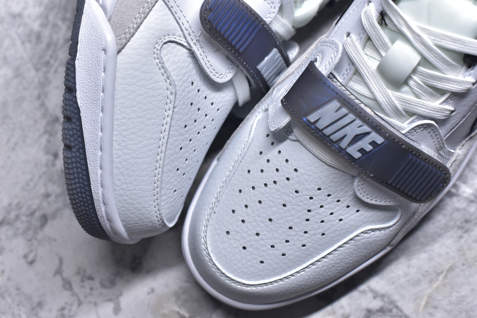 图片[8]-#开学季福利 Air Jordan Legacy AJ312 Low 低帮复古篮球鞋 市场最强独一档产物 全套原纸板楦头开发 原厂大底磨具加持立体防滑纹理 原档数据后跟TPU子母扣魔术贴 原装可视Air Sole气垫 原汁原味最完美的312代版型 唯一正确鞋头趴度弧度高度鞋身腰线 进口港宝加持 后跟自然饱满 全鞋荧光划线卡点 追求极致完美 每一双都是工艺品 多重QC质检 超越公司货的品控标准 实实在在的免检产品 鞋身采用了皮革材质打造 横跨鞋面的魔术贴十分吸睛 侧面的Swoosh Logo的一部分被鞋面遮挡了一部分 颇具玩味 魔术贴上标有NK标识 而鞋舌上是Jordan的经典红色飞翼Logo 后跟和鞋底均采用了AJ3的设计 后跟上同样也使用了经典的爆裂纹图案 尺码：36 36.5 37.5 38 38.5 39 40 40.5 41 42 42.5 43 44 44.5 45 46 47.5-选品中心