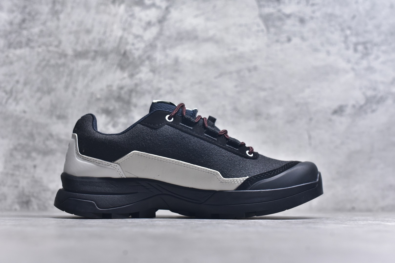 图片[3]-#SALOMON萨洛蒙 X-ALP ESILL GR10K户外功能鞋 男女同款 474200 纯原外贸平台特供订单 耗时半年巨作 全套原纸板楦头开发 原厂特供网布配套加持 确保原汁原味 完美呈现版型 原档数据独家私模五层组合大底 男女鞋同步官方开发至46.5 原装Ortholite轻量化鞋垫 中底布带钢印编号 原厂TPU锁扣 进口港宝加持 后跟自然饱满 还原公司包裹性 鞋面以“锯齿”状的包裹系统呈现 在基色底之下加入了各种色点缀 将公司的最新技术和时尚前卫的造型融入耐用的长跑款式中 鞋面由 TPU 薄膜制成 并焊接在高耐磨网眼上 使其既时尚又坚固 由 ACS底盘支撑 可增强稳定性和支撑力 以及由橡胶凸耳 Contragrip外底覆盖的 EVA 缓冲中底 旨在应对崎岖的地形 鞋舌上的彩色Salomon 标签、Quicklace 系统以及鞋头、鞋舌和鞋跟上的附加品牌使细节更加完美 让穿着者可以轻松驾驭户外与通勤下的任何运动生活场景 无缝鞋身户外随意纵横 颜值与脚感兼备 出街通勤 绝对非常吸睛 你值得拥有 尺码：36-46（半）-选品中心