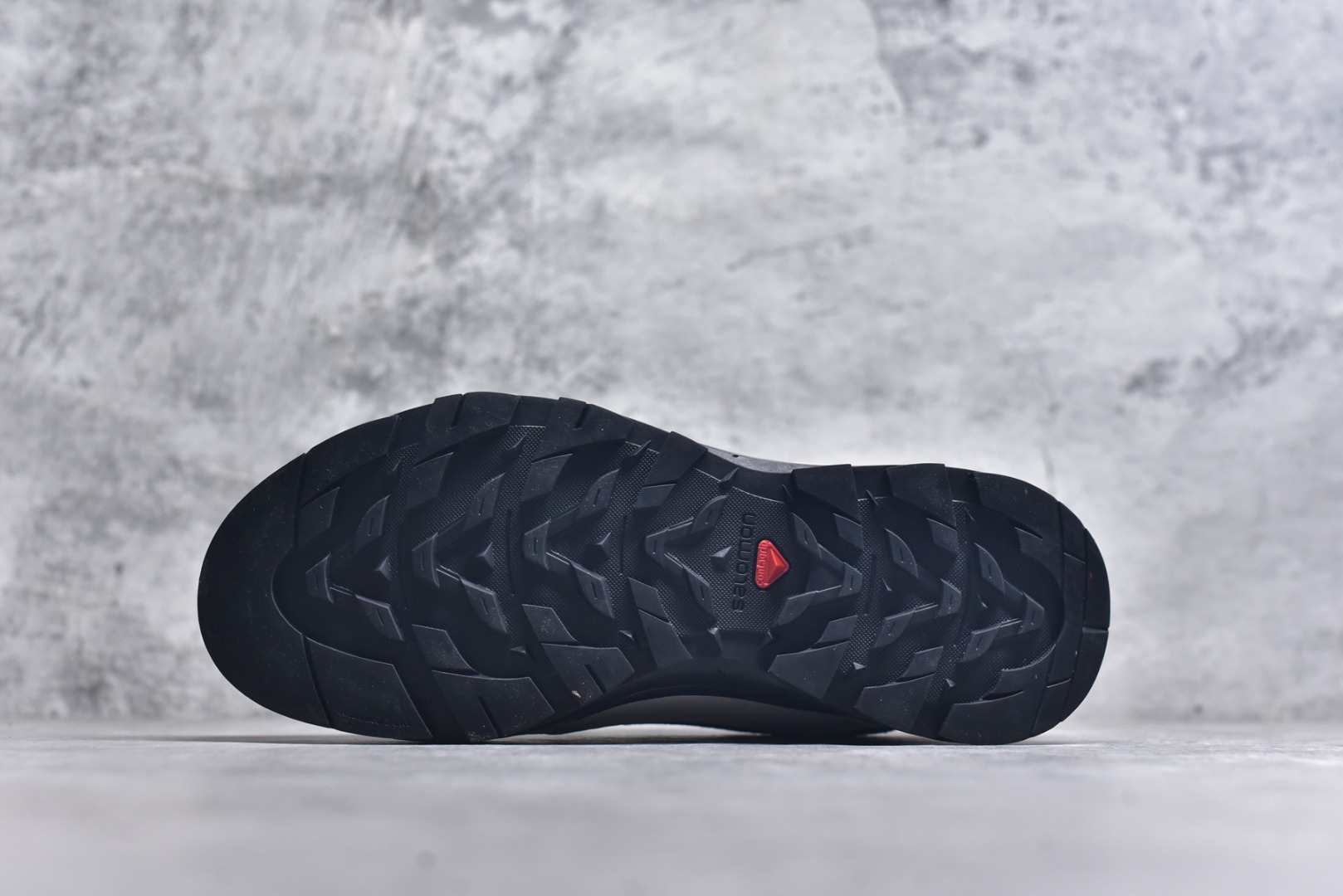 图片[6]-#SALOMON萨洛蒙 X-ALP ESILL GR10K户外功能鞋 男女同款 474200 纯原外贸平台特供订单 耗时半年巨作 全套原纸板楦头开发 原厂特供网布配套加持 确保原汁原味 完美呈现版型 原档数据独家私模五层组合大底 男女鞋同步官方开发至46.5 原装Ortholite轻量化鞋垫 中底布带钢印编号 原厂TPU锁扣 进口港宝加持 后跟自然饱满 还原公司包裹性 鞋面以“锯齿”状的包裹系统呈现 在基色底之下加入了各种色点缀 将公司的最新技术和时尚前卫的造型融入耐用的长跑款式中 鞋面由 TPU 薄膜制成 并焊接在高耐磨网眼上 使其既时尚又坚固 由 ACS底盘支撑 可增强稳定性和支撑力 以及由橡胶凸耳 Contragrip外底覆盖的 EVA 缓冲中底 旨在应对崎岖的地形 鞋舌上的彩色Salomon 标签、Quicklace 系统以及鞋头、鞋舌和鞋跟上的附加品牌使细节更加完美 让穿着者可以轻松驾驭户外与通勤下的任何运动生活场景 无缝鞋身户外随意纵横 颜值与脚感兼备 出街通勤 绝对非常吸睛 你值得拥有 尺码：36-46（半）-选品中心