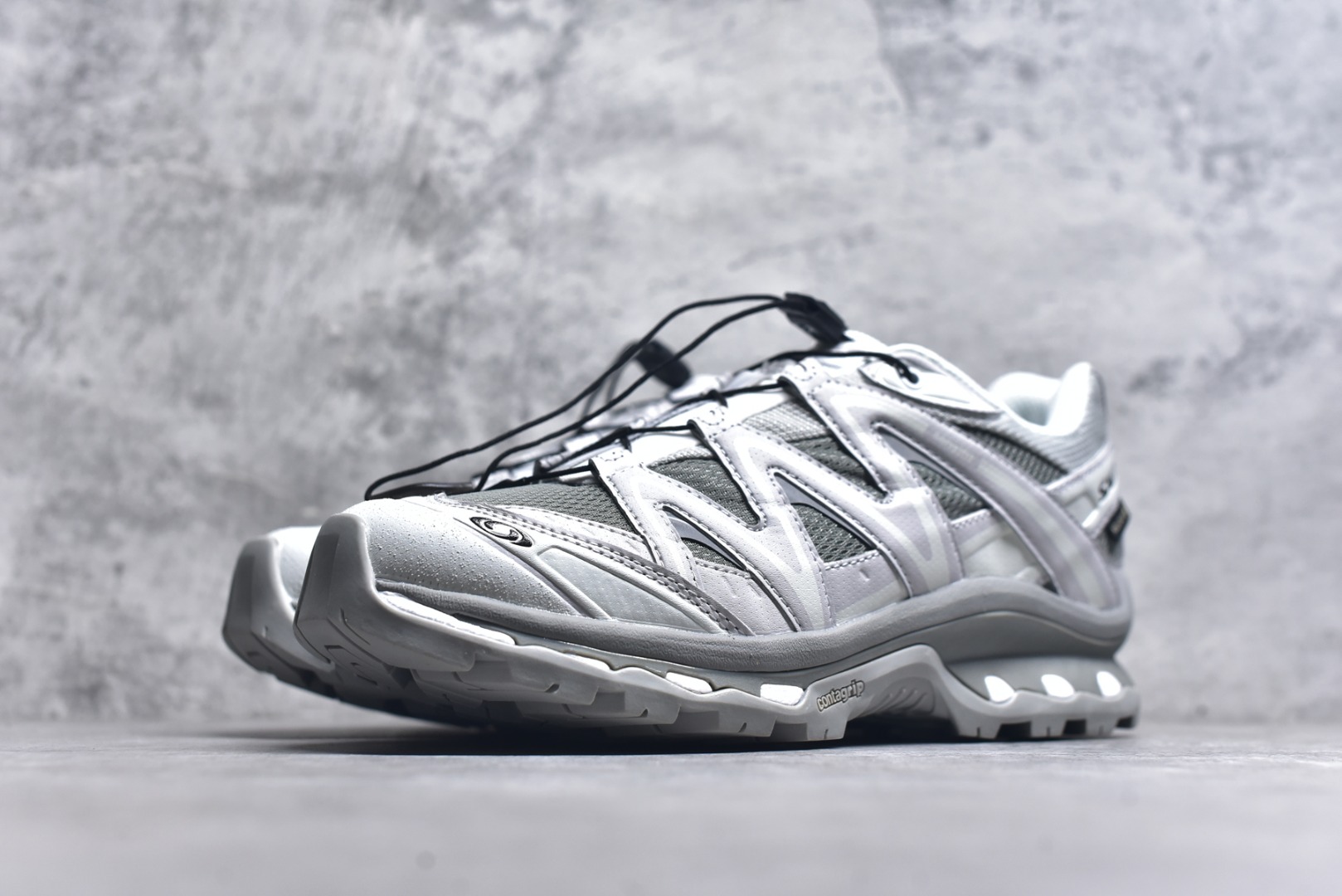 图片[2]-#Salomon XT-Quest ADV \”Beige\” 萨洛蒙 探索者系列户外越野跑鞋 灰白色 #鞋面采用SENSIFIT贴合技术 全方位贴合包裹脚型 鞋跟部鞋底牵引设计 提供强大的抓地性能 更适应野外崎岖不平的道路 其3D ADVANCED CHASSIS底盘 材料轻量大化 钉齿设计更具稳定性、防护性 鞋底易磨损区运用CONTAGRIP高耐磨材料 应对城市硬质路面长距离跑考验 编码： 474296 尺码：36-45-选品中心