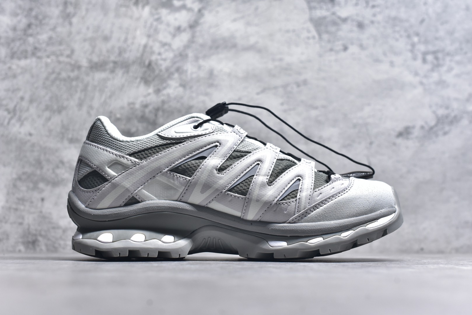 图片[3]-#Salomon XT-Quest ADV \”Beige\” 萨洛蒙 探索者系列户外越野跑鞋 灰白色 #鞋面采用SENSIFIT贴合技术 全方位贴合包裹脚型 鞋跟部鞋底牵引设计 提供强大的抓地性能 更适应野外崎岖不平的道路 其3D ADVANCED CHASSIS底盘 材料轻量大化 钉齿设计更具稳定性、防护性 鞋底易磨损区运用CONTAGRIP高耐磨材料 应对城市硬质路面长距离跑考验 编码： 474296 尺码：36-45-选品中心