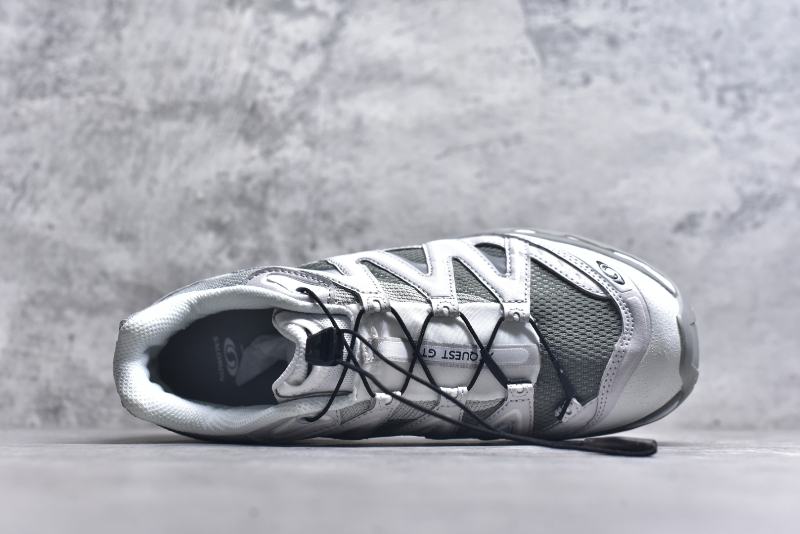 图片[4]-#Salomon XT-Quest ADV \”Beige\” 萨洛蒙 探索者系列户外越野跑鞋 灰白色 #鞋面采用SENSIFIT贴合技术 全方位贴合包裹脚型 鞋跟部鞋底牵引设计 提供强大的抓地性能 更适应野外崎岖不平的道路 其3D ADVANCED CHASSIS底盘 材料轻量大化 钉齿设计更具稳定性、防护性 鞋底易磨损区运用CONTAGRIP高耐磨材料 应对城市硬质路面长距离跑考验 编码： 474296 尺码：36-45-选品中心