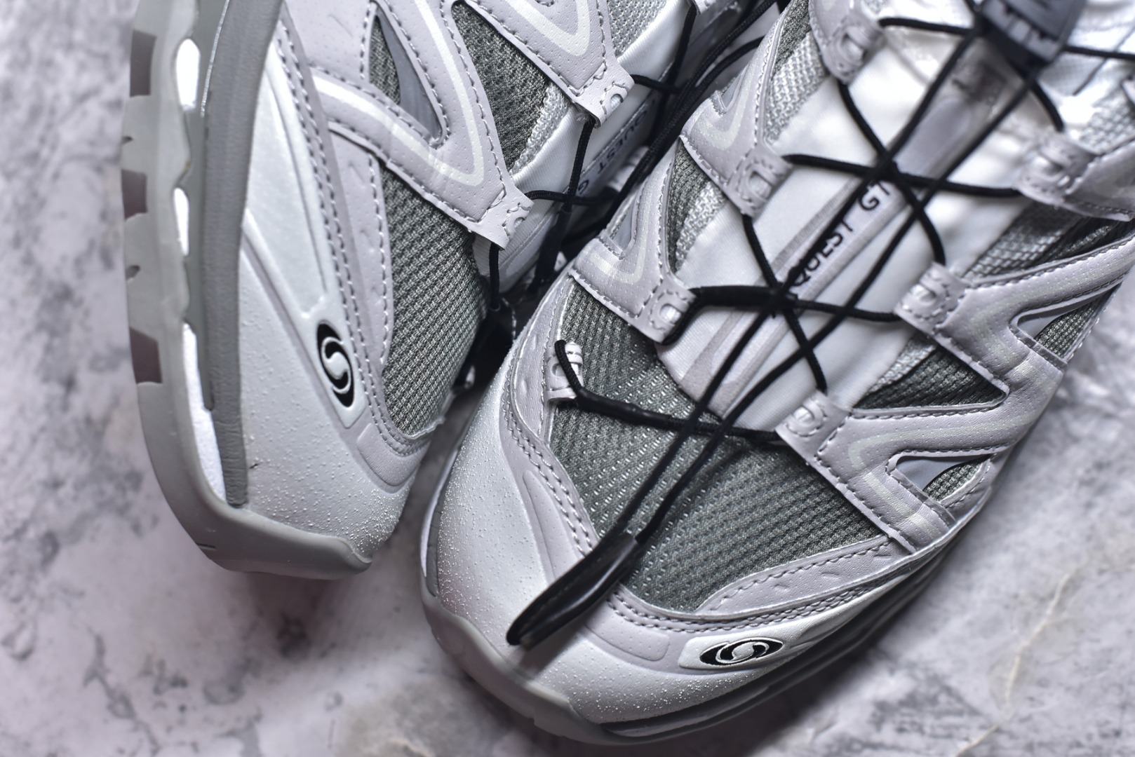 图片[8]-#Salomon XT-Quest ADV \”Beige\” 萨洛蒙 探索者系列户外越野跑鞋 灰白色 #鞋面采用SENSIFIT贴合技术 全方位贴合包裹脚型 鞋跟部鞋底牵引设计 提供强大的抓地性能 更适应野外崎岖不平的道路 其3D ADVANCED CHASSIS底盘 材料轻量大化 钉齿设计更具稳定性、防护性 鞋底易磨损区运用CONTAGRIP高耐磨材料 应对城市硬质路面长距离跑考验 编码： 474296 尺码：36-45-选品中心