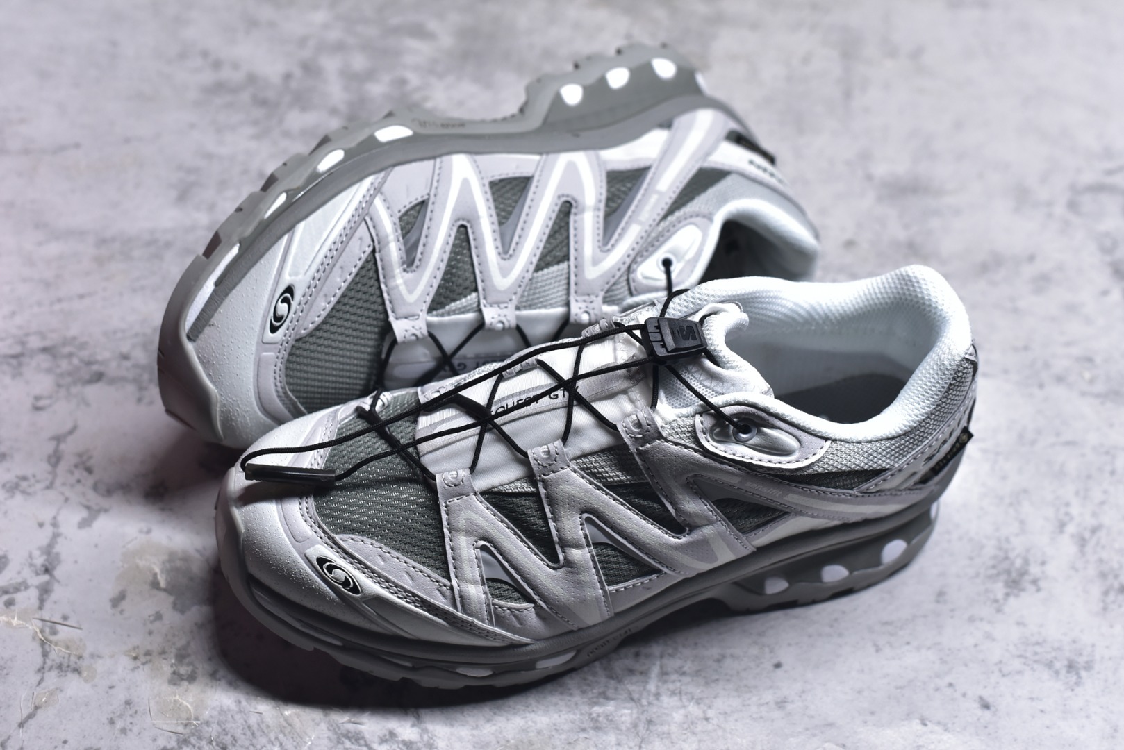 图片[7]-#Salomon XT-Quest ADV \”Beige\” 萨洛蒙 探索者系列户外越野跑鞋 灰白色 #鞋面采用SENSIFIT贴合技术 全方位贴合包裹脚型 鞋跟部鞋底牵引设计 提供强大的抓地性能 更适应野外崎岖不平的道路 其3D ADVANCED CHASSIS底盘 材料轻量大化 钉齿设计更具稳定性、防护性 鞋底易磨损区运用CONTAGRIP高耐磨材料 应对城市硬质路面长距离跑考验 编码： 474296 尺码：36-45-选品中心