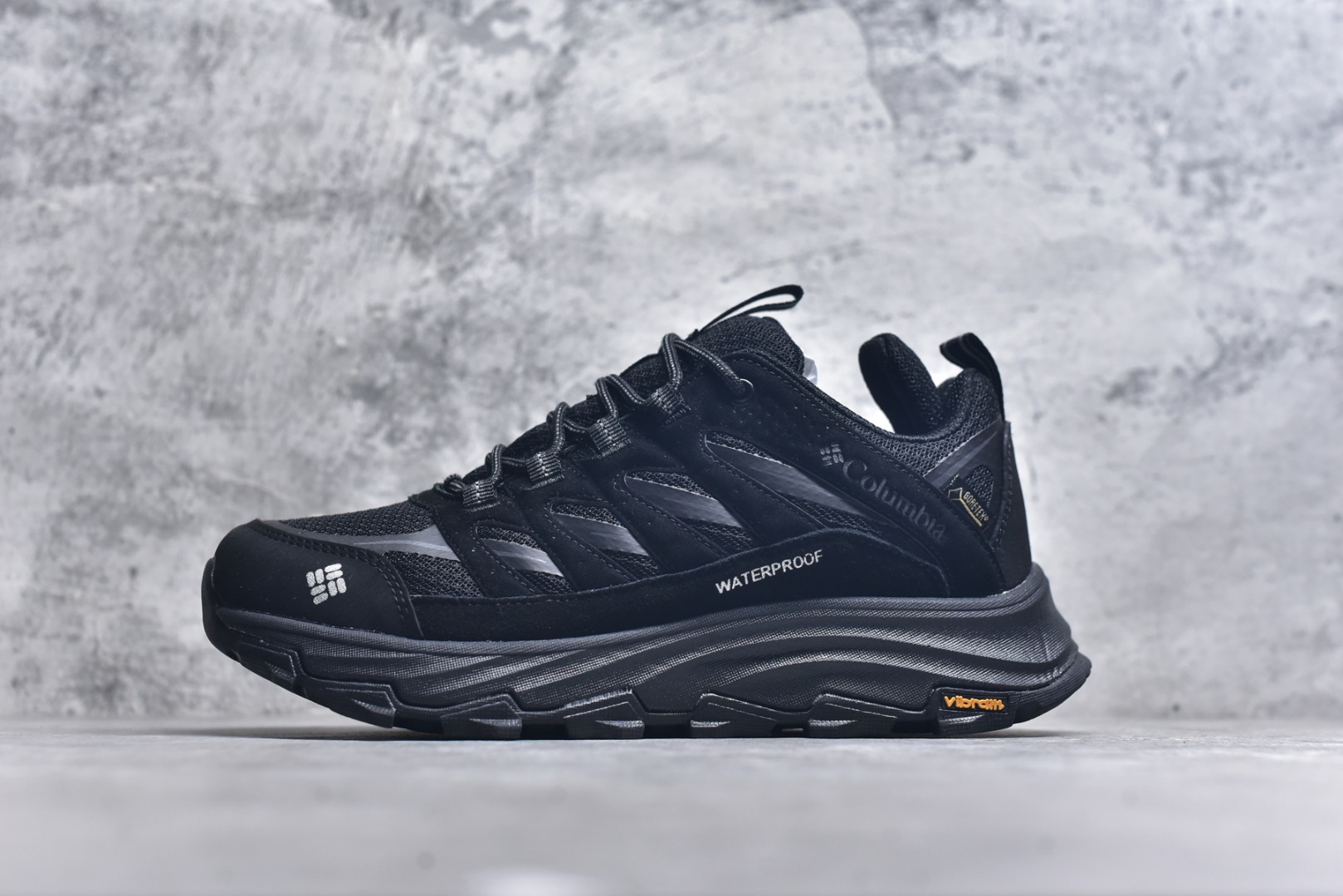 #Columbia 哥伦比亚户外登山鞋 休闲鞋户外越野徒步鞋 广东大厂品质 面料采用进口磨砂牛皮 鞋底采用Vibram黄金大底 专门为鞋底设计的橡胶以出色的耐磨性 良好的防滑性，均匀的质地获得了众多品牌的认可Columbia成立于1938年，源自美国俄勒 州波特兰市，是有着80年悠久历史的国际户外品牌。作为户外科技的先驱者，哥伦比亚倡导 “Tested Tough要玩就玩真的”品牌精神。实地测试文化作为其品牌基因，致力透过产品传递品牌精髓.Columbia执着于让消费者在户外得到专业的真实保护，可以更长时间地享受户外乐趣 货号： 99911622 尺码：40 41 42 43 44 45-选品中心