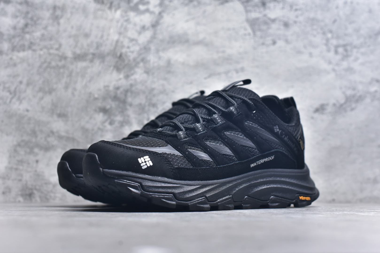 图片[2]-#Columbia 哥伦比亚户外登山鞋 休闲鞋户外越野徒步鞋 广东大厂品质 面料采用进口磨砂牛皮 鞋底采用Vibram黄金大底 专门为鞋底设计的橡胶以出色的耐磨性 良好的防滑性，均匀的质地获得了众多品牌的认可Columbia成立于1938年，源自美国俄勒 州波特兰市，是有着80年悠久历史的国际户外品牌。作为户外科技的先驱者，哥伦比亚倡导 “Tested Tough要玩就玩真的”品牌精神。实地测试文化作为其品牌基因，致力透过产品传递品牌精髓.Columbia执着于让消费者在户外得到专业的真实保护，可以更长时间地享受户外乐趣 货号： 99911622 尺码：40 41 42 43 44 45-选品中心