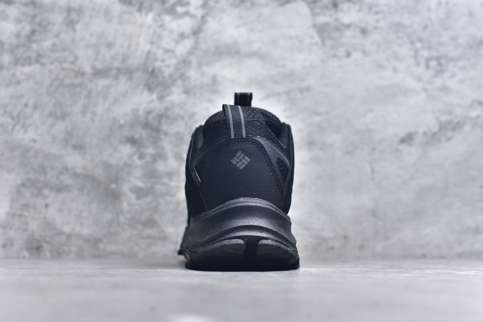 图片[5]-#Columbia 哥伦比亚户外登山鞋 休闲鞋户外越野徒步鞋 广东大厂品质 面料采用进口磨砂牛皮 鞋底采用Vibram黄金大底 专门为鞋底设计的橡胶以出色的耐磨性 良好的防滑性，均匀的质地获得了众多品牌的认可Columbia成立于1938年，源自美国俄勒 州波特兰市，是有着80年悠久历史的国际户外品牌。作为户外科技的先驱者，哥伦比亚倡导 “Tested Tough要玩就玩真的”品牌精神。实地测试文化作为其品牌基因，致力透过产品传递品牌精髓.Columbia执着于让消费者在户外得到专业的真实保护，可以更长时间地享受户外乐趣 货号： 99911622 尺码：40 41 42 43 44 45-选品中心