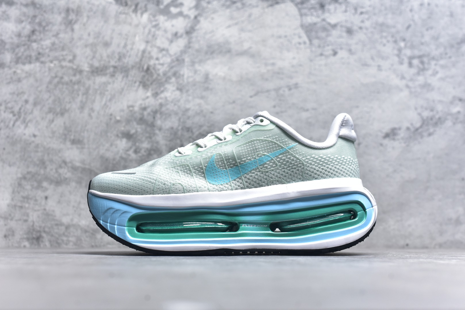 #耐克Nike VOMERO PREMIUM 耐克 舒适减震防滑 低帮跑步鞋全掌ReactX泡绵中底 前掌和后跟还配备了Air Zoom气垫单元 据说跑起来更快更舒适哦 这次最大的升级点 首次引入了ReactX泡棉 尺码36 37 38 39 40 41 42 43 44 45 货号FN8453-014-选品中心