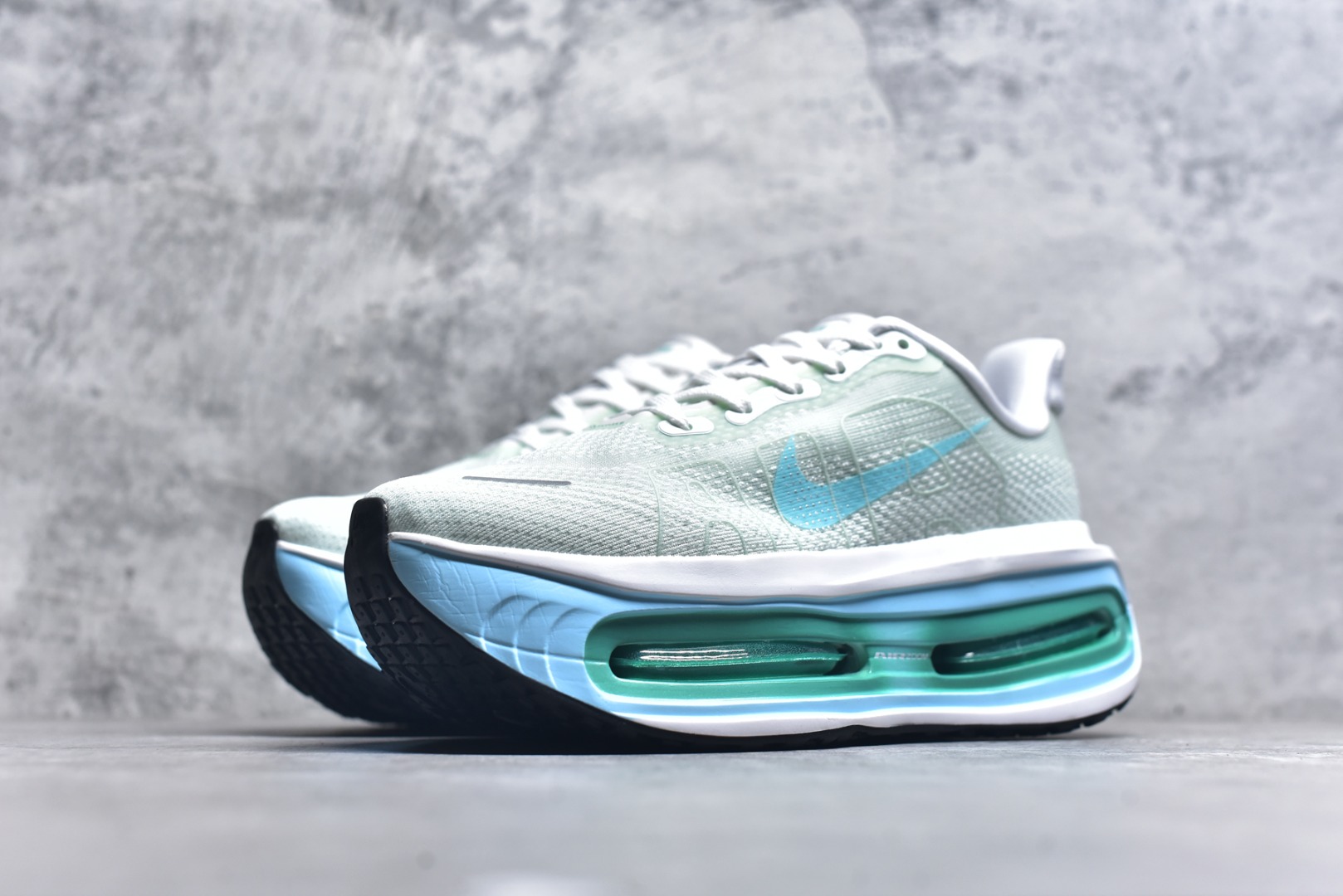 图片[2]-#耐克Nike VOMERO PREMIUM 耐克 舒适减震防滑 低帮跑步鞋全掌ReactX泡绵中底 前掌和后跟还配备了Air Zoom气垫单元 据说跑起来更快更舒适哦 这次最大的升级点 首次引入了ReactX泡棉 尺码36 37 38 39 40 41 42 43 44 45 货号FN8453-014-选品中心