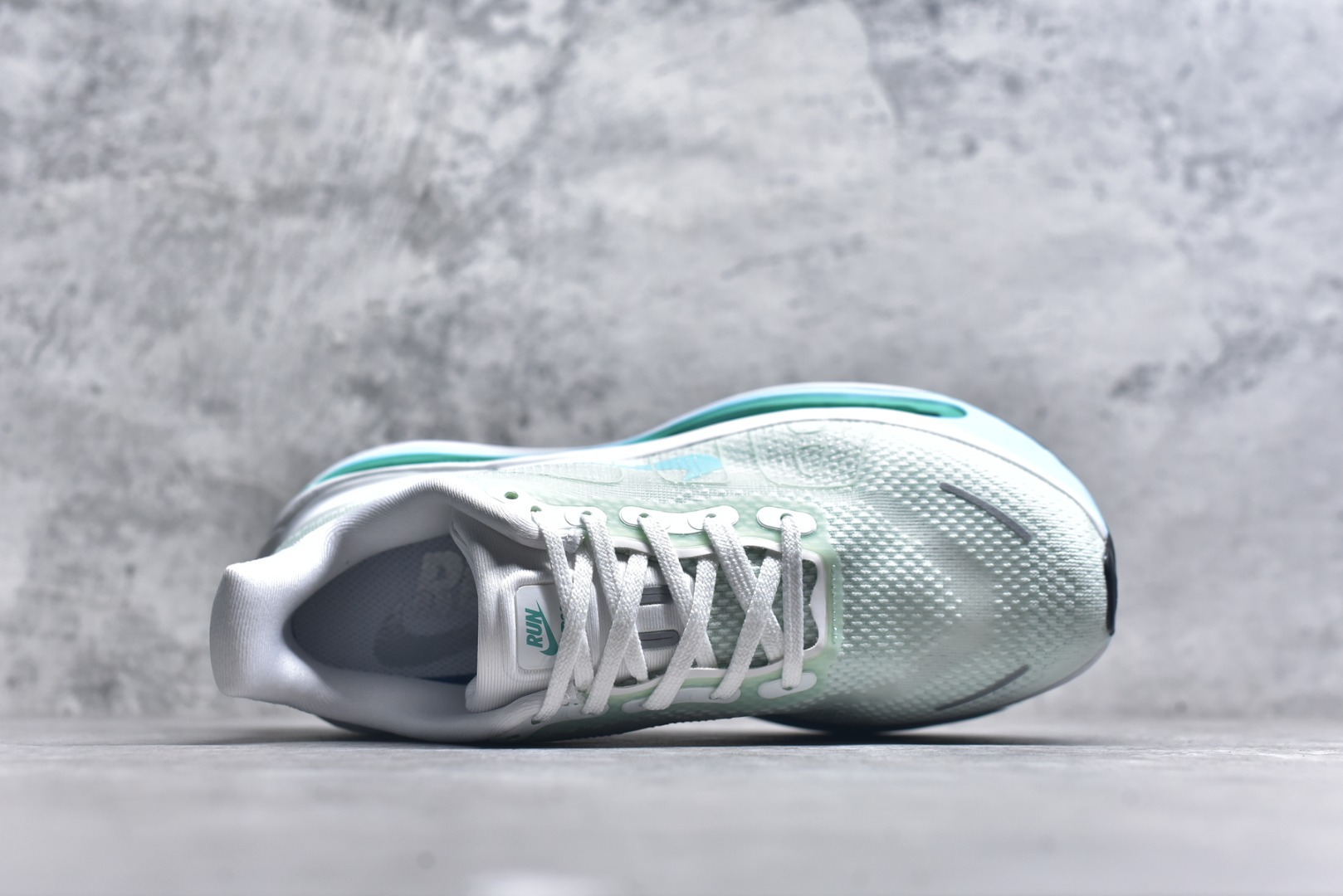 图片[4]-#耐克Nike VOMERO PREMIUM 耐克 舒适减震防滑 低帮跑步鞋全掌ReactX泡绵中底 前掌和后跟还配备了Air Zoom气垫单元 据说跑起来更快更舒适哦 这次最大的升级点 首次引入了ReactX泡棉 尺码36 37 38 39 40 41 42 43 44 45 货号FN8453-014-选品中心