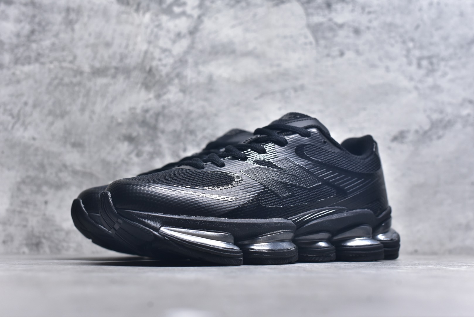 图片[2]-#New Balance 新百伦 NB2000 网面休闲鞋 复古还要机能，NB官方重磅新品。一款融合复古设计与现代科技的跑鞋，以其经典的造型和舒适脚感，成为2025年复古潮流爱好的推荐单品。 极具视觉冲击力的5根ABZORB单元，以及无缝鞋面的设计，加上3M反光材质的装饰，比之前推出的9060系列更夸张，更具未来感。 货号：U2000FW 尺码：36 36.5 37.5 38 38.5 39 39.5 40 40.5 41 42 42.5 43 44 44.5 45 46.5-选品中心