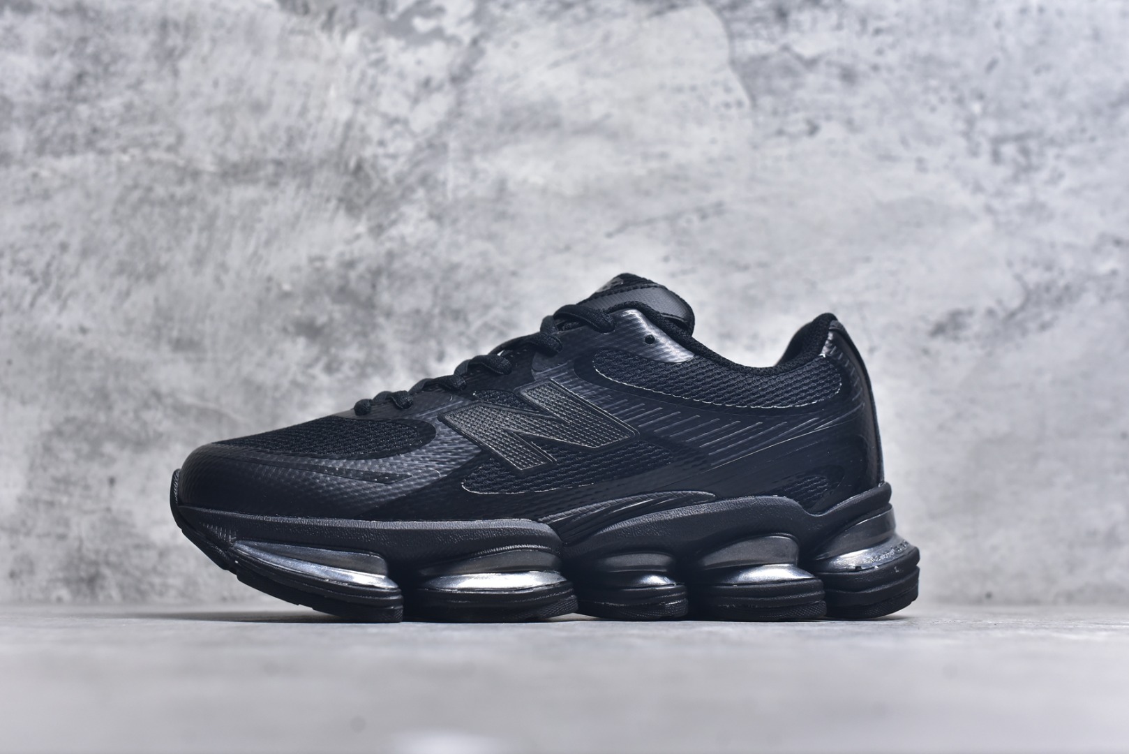 #New Balance 新百伦 NB2000 网面休闲鞋 复古还要机能，NB官方重磅新品。一款融合复古设计与现代科技的跑鞋，以其经典的造型和舒适脚感，成为2025年复古潮流爱好的推荐单品。 极具视觉冲击力的5根ABZORB单元，以及无缝鞋面的设计，加上3M反光材质的装饰，比之前推出的9060系列更夸张，更具未来感。 货号：U2000FW 尺码：36 36.5 37.5 38 38.5 39 39.5 40 40.5 41 42 42.5 43 44 44.5 45 46.5-选品中心