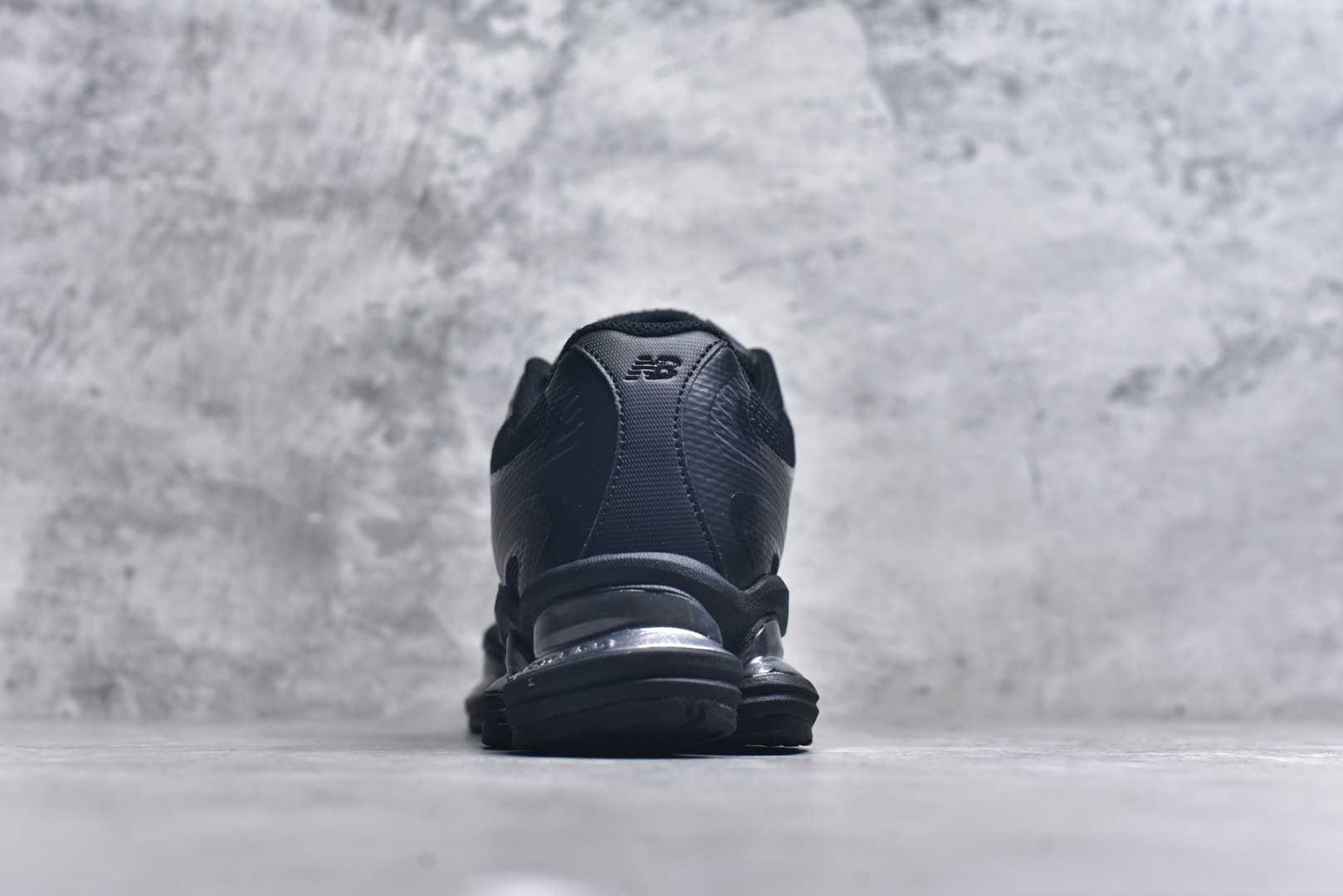 图片[5]-#New Balance 新百伦 NB2000 网面休闲鞋 复古还要机能，NB官方重磅新品。一款融合复古设计与现代科技的跑鞋，以其经典的造型和舒适脚感，成为2025年复古潮流爱好的推荐单品。 极具视觉冲击力的5根ABZORB单元，以及无缝鞋面的设计，加上3M反光材质的装饰，比之前推出的9060系列更夸张，更具未来感。 货号：U2000FW 尺码：36 36.5 37.5 38 38.5 39 39.5 40 40.5 41 42 42.5 43 44 44.5 45 46.5-选品中心