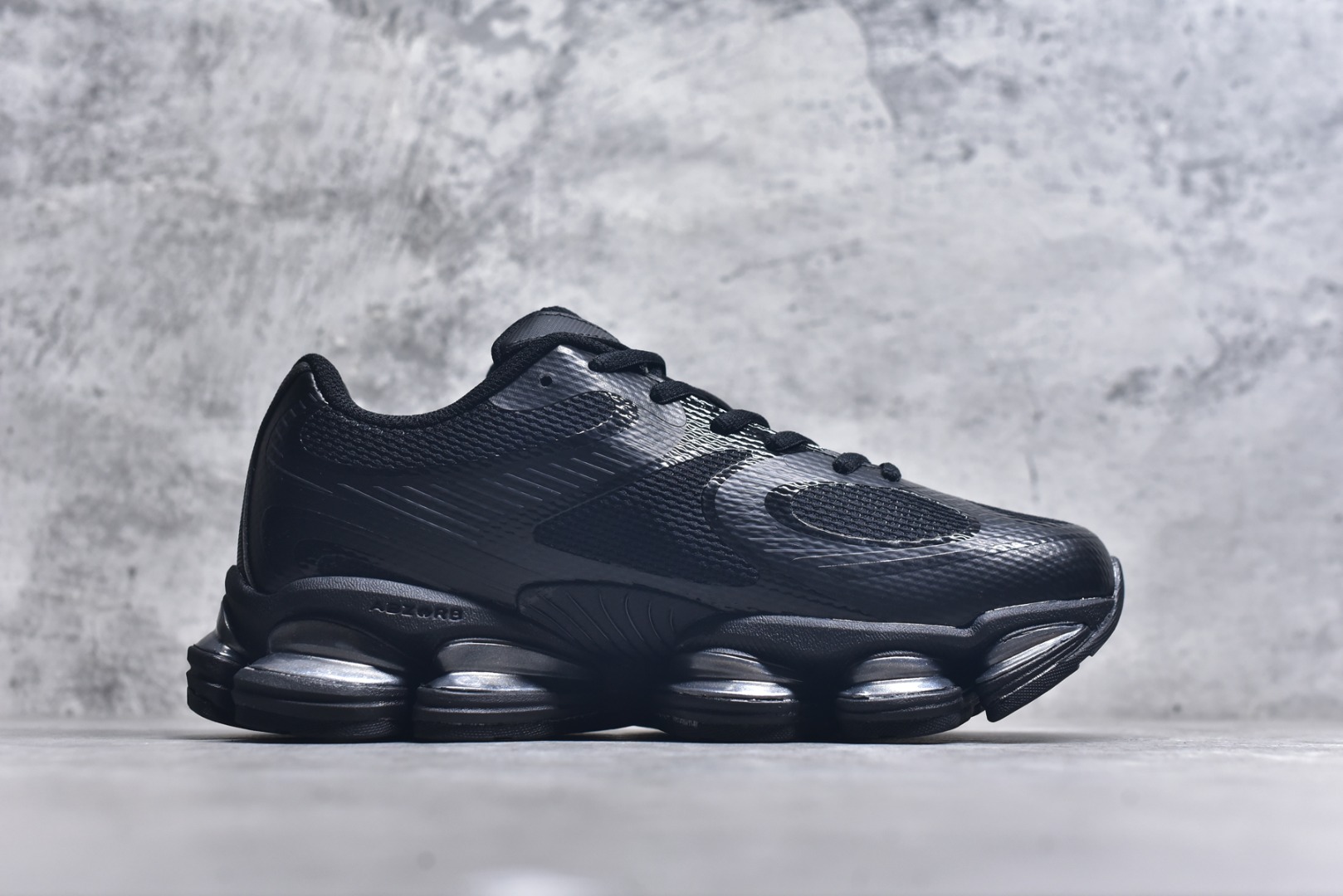 图片[3]-#New Balance 新百伦 NB2000 网面休闲鞋 复古还要机能，NB官方重磅新品。一款融合复古设计与现代科技的跑鞋，以其经典的造型和舒适脚感，成为2025年复古潮流爱好的推荐单品。 极具视觉冲击力的5根ABZORB单元，以及无缝鞋面的设计，加上3M反光材质的装饰，比之前推出的9060系列更夸张，更具未来感。 货号：U2000FW 尺码：36 36.5 37.5 38 38.5 39 39.5 40 40.5 41 42 42.5 43 44 44.5 45 46.5-选品中心