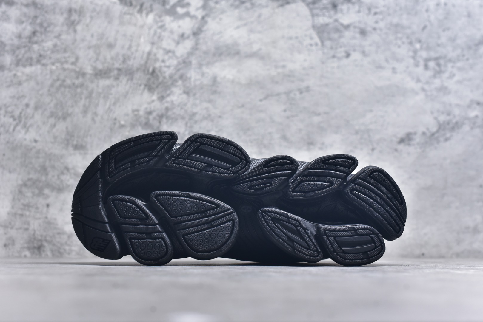 图片[6]-#New Balance 新百伦 NB2000 网面休闲鞋 复古还要机能，NB官方重磅新品。一款融合复古设计与现代科技的跑鞋，以其经典的造型和舒适脚感，成为2025年复古潮流爱好的推荐单品。 极具视觉冲击力的5根ABZORB单元，以及无缝鞋面的设计，加上3M反光材质的装饰，比之前推出的9060系列更夸张，更具未来感。 货号：U2000FW 尺码：36 36.5 37.5 38 38.5 39 39.5 40 40.5 41 42 42.5 43 44 44.5 45 46.5-选品中心