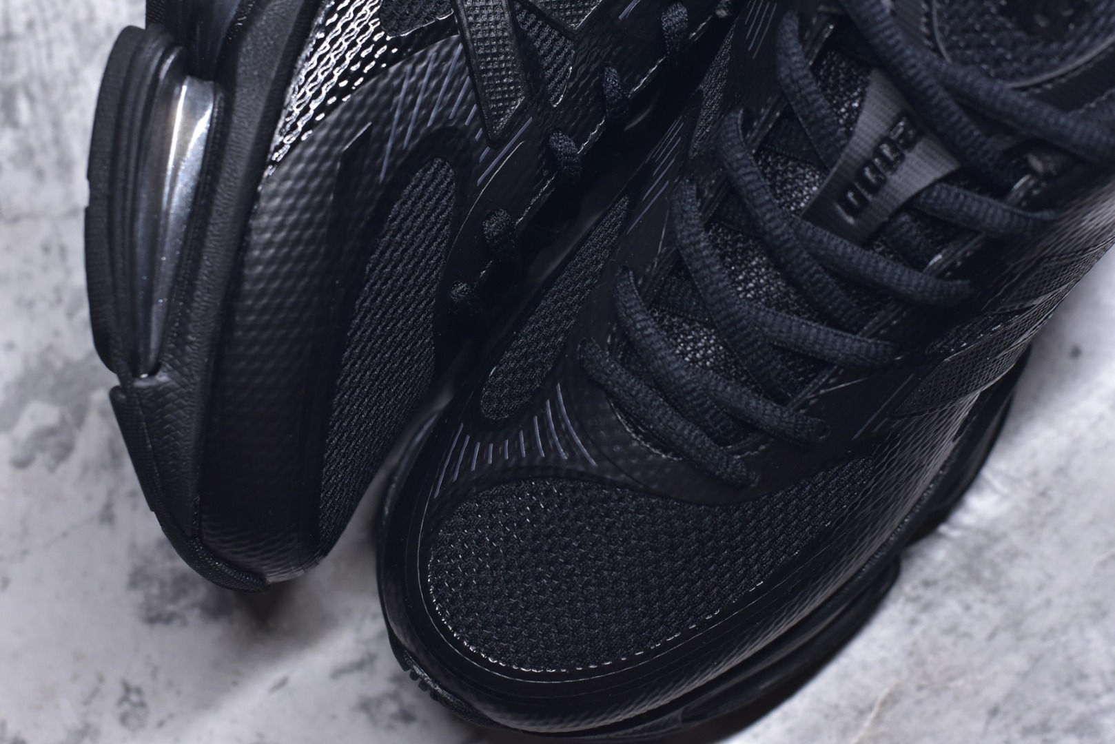 图片[8]-#New Balance 新百伦 NB2000 网面休闲鞋 复古还要机能，NB官方重磅新品。一款融合复古设计与现代科技的跑鞋，以其经典的造型和舒适脚感，成为2025年复古潮流爱好的推荐单品。 极具视觉冲击力的5根ABZORB单元，以及无缝鞋面的设计，加上3M反光材质的装饰，比之前推出的9060系列更夸张，更具未来感。 货号：U2000FW 尺码：36 36.5 37.5 38 38.5 39 39.5 40 40.5 41 42 42.5 43 44 44.5 45 46.5-选品中心