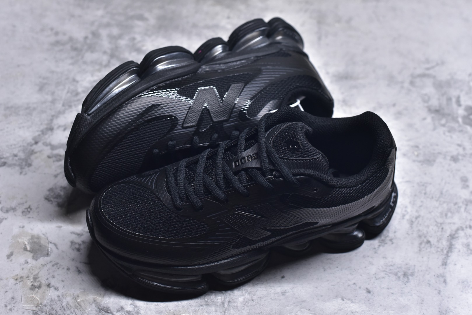 图片[7]-#New Balance 新百伦 NB2000 网面休闲鞋 复古还要机能，NB官方重磅新品。一款融合复古设计与现代科技的跑鞋，以其经典的造型和舒适脚感，成为2025年复古潮流爱好的推荐单品。 极具视觉冲击力的5根ABZORB单元，以及无缝鞋面的设计，加上3M反光材质的装饰，比之前推出的9060系列更夸张，更具未来感。 货号：U2000FW 尺码：36 36.5 37.5 38 38.5 39 39.5 40 40.5 41 42 42.5 43 44 44.5 45 46.5-选品中心