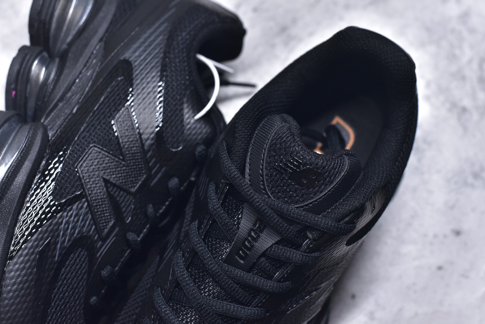 图片[9]-#New Balance 新百伦 NB2000 网面休闲鞋 复古还要机能，NB官方重磅新品。一款融合复古设计与现代科技的跑鞋，以其经典的造型和舒适脚感，成为2025年复古潮流爱好的推荐单品。 极具视觉冲击力的5根ABZORB单元，以及无缝鞋面的设计，加上3M反光材质的装饰，比之前推出的9060系列更夸张，更具未来感。 货号：U2000FW 尺码：36 36.5 37.5 38 38.5 39 39.5 40 40.5 41 42 42.5 43 44 44.5 45 46.5-选品中心