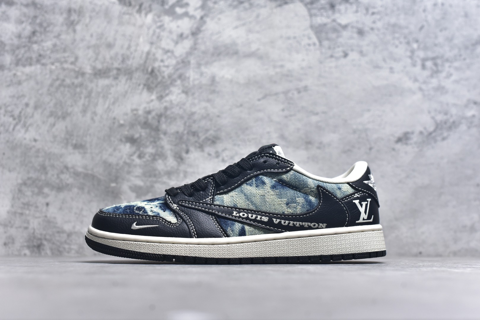 #Travis Scott x Fragment Design x Air Jordan 1 Low OG SP AJ1 乔1 LV联名 复古牛仔 低帮文化休闲板鞋 LD2028-045 #多方联名合作融合了Travis Scott 独特的音乐风格，藤原浩个性的设计风格以及Jordan品牌的经典元素 使其成为一双具有独特身份和价值的鞋子 清新而立体的外观加上联名标识更突出了其独特身份 这种配色方案显示出活力和时尚感 在视觉上引人注目 鞋身的质感和细腻的细节处理使其显得高端而格调十足 这款“倒钩”联名是设计与创意完美结合 融合多方的个性风格是一款备受瞩目的潮流鞋款 尺码：36 36.5 37.5 38 38.5 39 40 40.5 41 42 42.5 43 44 44.5 45 9.E5-选品中心