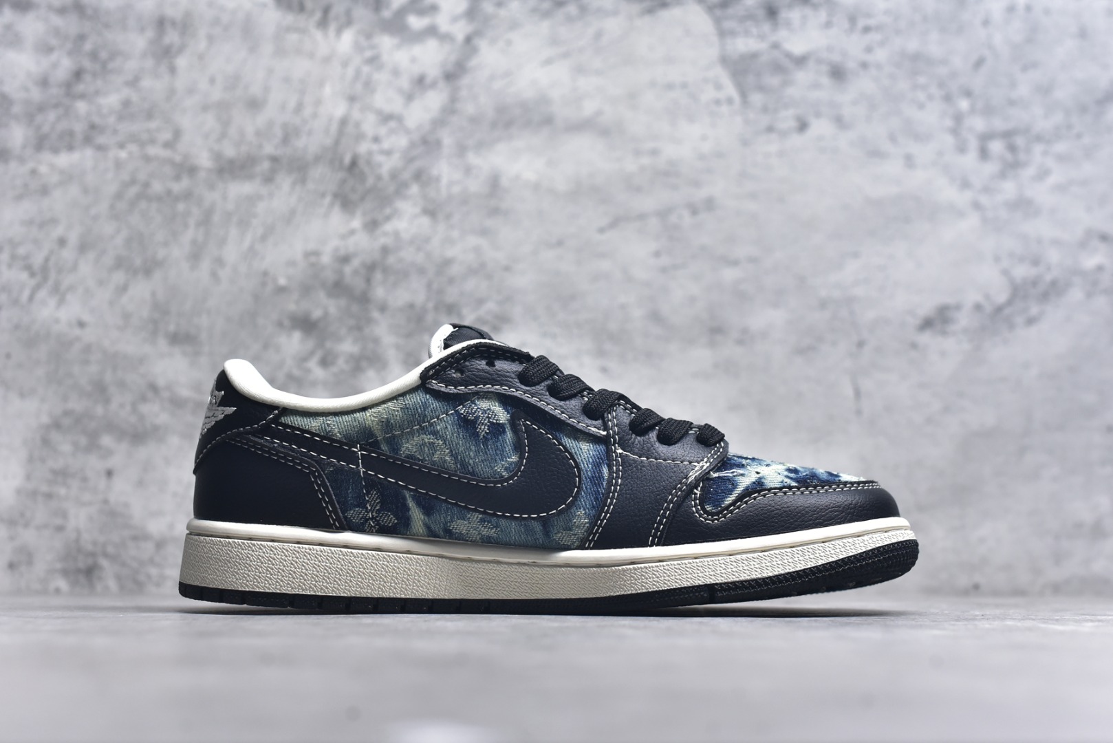 图片[3]-#Travis Scott x Fragment Design x Air Jordan 1 Low OG SP AJ1 乔1 LV联名 复古牛仔 低帮文化休闲板鞋 LD2028-045 #多方联名合作融合了Travis Scott 独特的音乐风格，藤原浩个性的设计风格以及Jordan品牌的经典元素 使其成为一双具有独特身份和价值的鞋子 清新而立体的外观加上联名标识更突出了其独特身份 这种配色方案显示出活力和时尚感 在视觉上引人注目 鞋身的质感和细腻的细节处理使其显得高端而格调十足 这款“倒钩”联名是设计与创意完美结合 融合多方的个性风格是一款备受瞩目的潮流鞋款 尺码：36 36.5 37.5 38 38.5 39 40 40.5 41 42 42.5 43 44 44.5 45 9.E5-选品中心