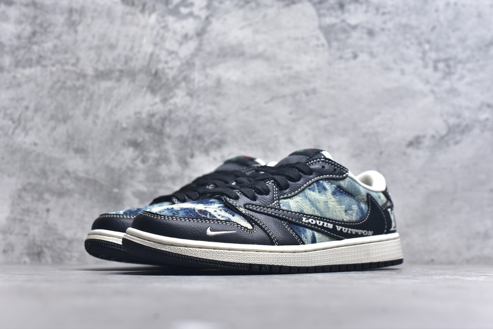 图片[2]-#Travis Scott x Fragment Design x Air Jordan 1 Low OG SP AJ1 乔1 LV联名 复古牛仔 低帮文化休闲板鞋 LD2028-045 #多方联名合作融合了Travis Scott 独特的音乐风格，藤原浩个性的设计风格以及Jordan品牌的经典元素 使其成为一双具有独特身份和价值的鞋子 清新而立体的外观加上联名标识更突出了其独特身份 这种配色方案显示出活力和时尚感 在视觉上引人注目 鞋身的质感和细腻的细节处理使其显得高端而格调十足 这款“倒钩”联名是设计与创意完美结合 融合多方的个性风格是一款备受瞩目的潮流鞋款 尺码：36 36.5 37.5 38 38.5 39 40 40.5 41 42 42.5 43 44 44.5 45 9.E5-选品中心