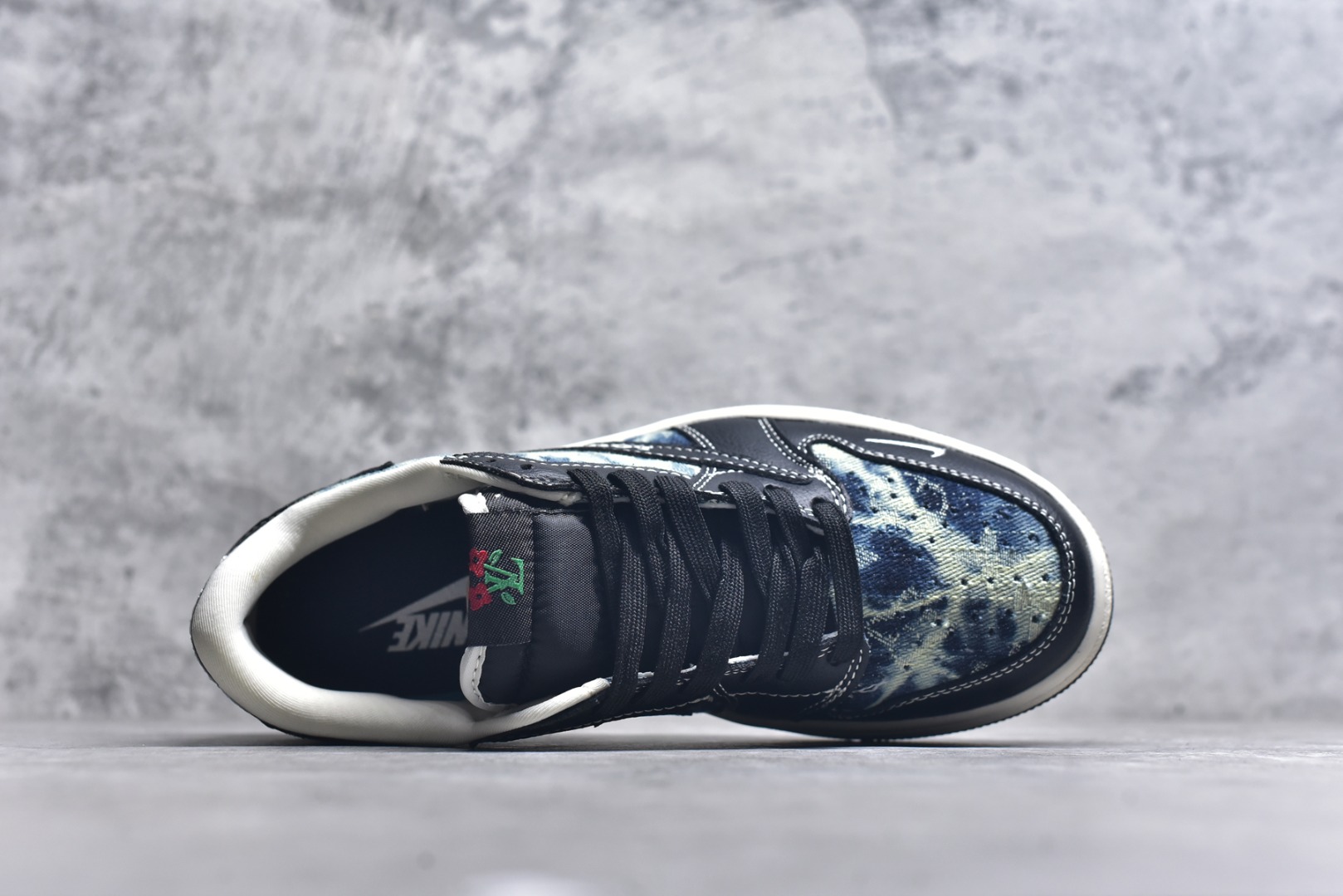 图片[4]-#Travis Scott x Fragment Design x Air Jordan 1 Low OG SP AJ1 乔1 LV联名 复古牛仔 低帮文化休闲板鞋 LD2028-045 #多方联名合作融合了Travis Scott 独特的音乐风格，藤原浩个性的设计风格以及Jordan品牌的经典元素 使其成为一双具有独特身份和价值的鞋子 清新而立体的外观加上联名标识更突出了其独特身份 这种配色方案显示出活力和时尚感 在视觉上引人注目 鞋身的质感和细腻的细节处理使其显得高端而格调十足 这款“倒钩”联名是设计与创意完美结合 融合多方的个性风格是一款备受瞩目的潮流鞋款 尺码：36 36.5 37.5 38 38.5 39 40 40.5 41 42 42.5 43 44 44.5 45 9.E5-选品中心