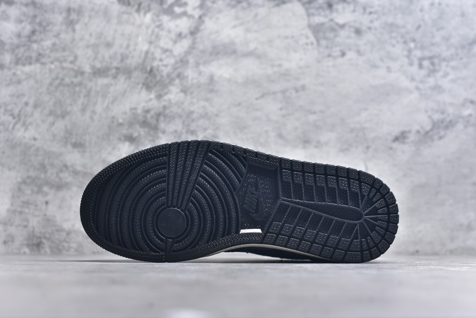 图片[6]-#Travis Scott x Fragment Design x Air Jordan 1 Low OG SP AJ1 乔1 LV联名 复古牛仔 低帮文化休闲板鞋 LD2028-045 #多方联名合作融合了Travis Scott 独特的音乐风格，藤原浩个性的设计风格以及Jordan品牌的经典元素 使其成为一双具有独特身份和价值的鞋子 清新而立体的外观加上联名标识更突出了其独特身份 这种配色方案显示出活力和时尚感 在视觉上引人注目 鞋身的质感和细腻的细节处理使其显得高端而格调十足 这款“倒钩”联名是设计与创意完美结合 融合多方的个性风格是一款备受瞩目的潮流鞋款 尺码：36 36.5 37.5 38 38.5 39 40 40.5 41 42 42.5 43 44 44.5 45 9.E5-选品中心