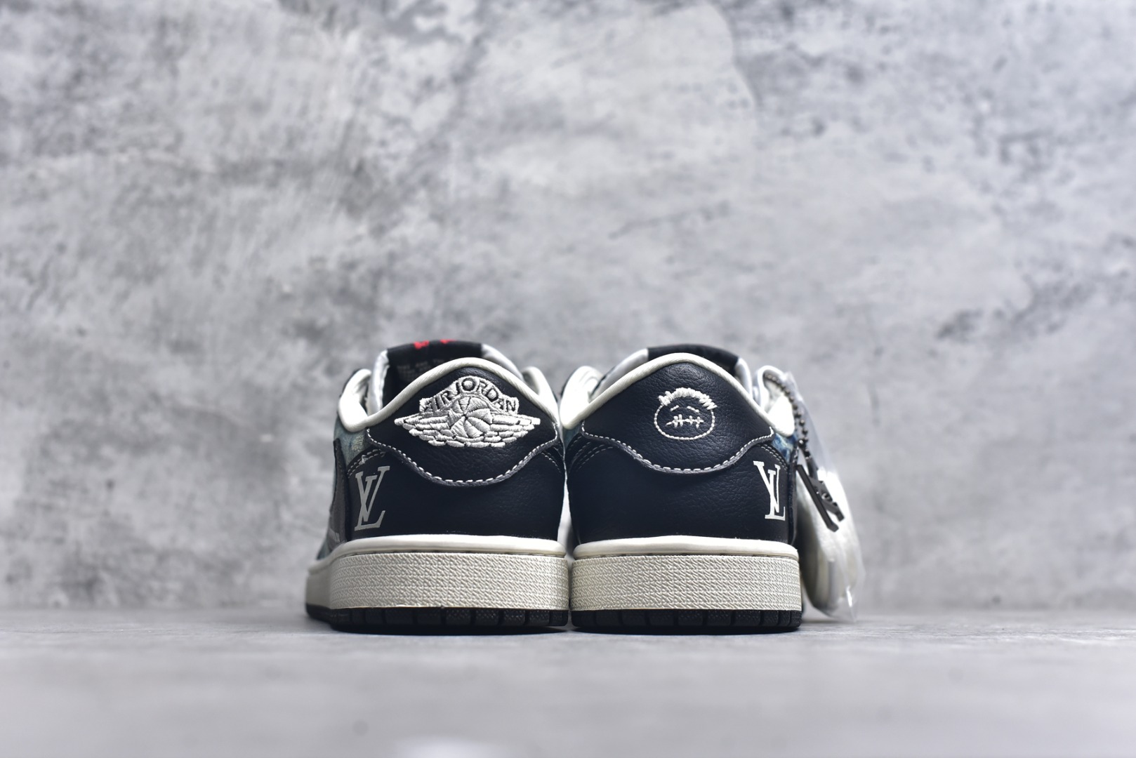 图片[5]-#Travis Scott x Fragment Design x Air Jordan 1 Low OG SP AJ1 乔1 LV联名 复古牛仔 低帮文化休闲板鞋 LD2028-045 #多方联名合作融合了Travis Scott 独特的音乐风格，藤原浩个性的设计风格以及Jordan品牌的经典元素 使其成为一双具有独特身份和价值的鞋子 清新而立体的外观加上联名标识更突出了其独特身份 这种配色方案显示出活力和时尚感 在视觉上引人注目 鞋身的质感和细腻的细节处理使其显得高端而格调十足 这款“倒钩”联名是设计与创意完美结合 融合多方的个性风格是一款备受瞩目的潮流鞋款 尺码：36 36.5 37.5 38 38.5 39 40 40.5 41 42 42.5 43 44 44.5 45 9.E5-选品中心